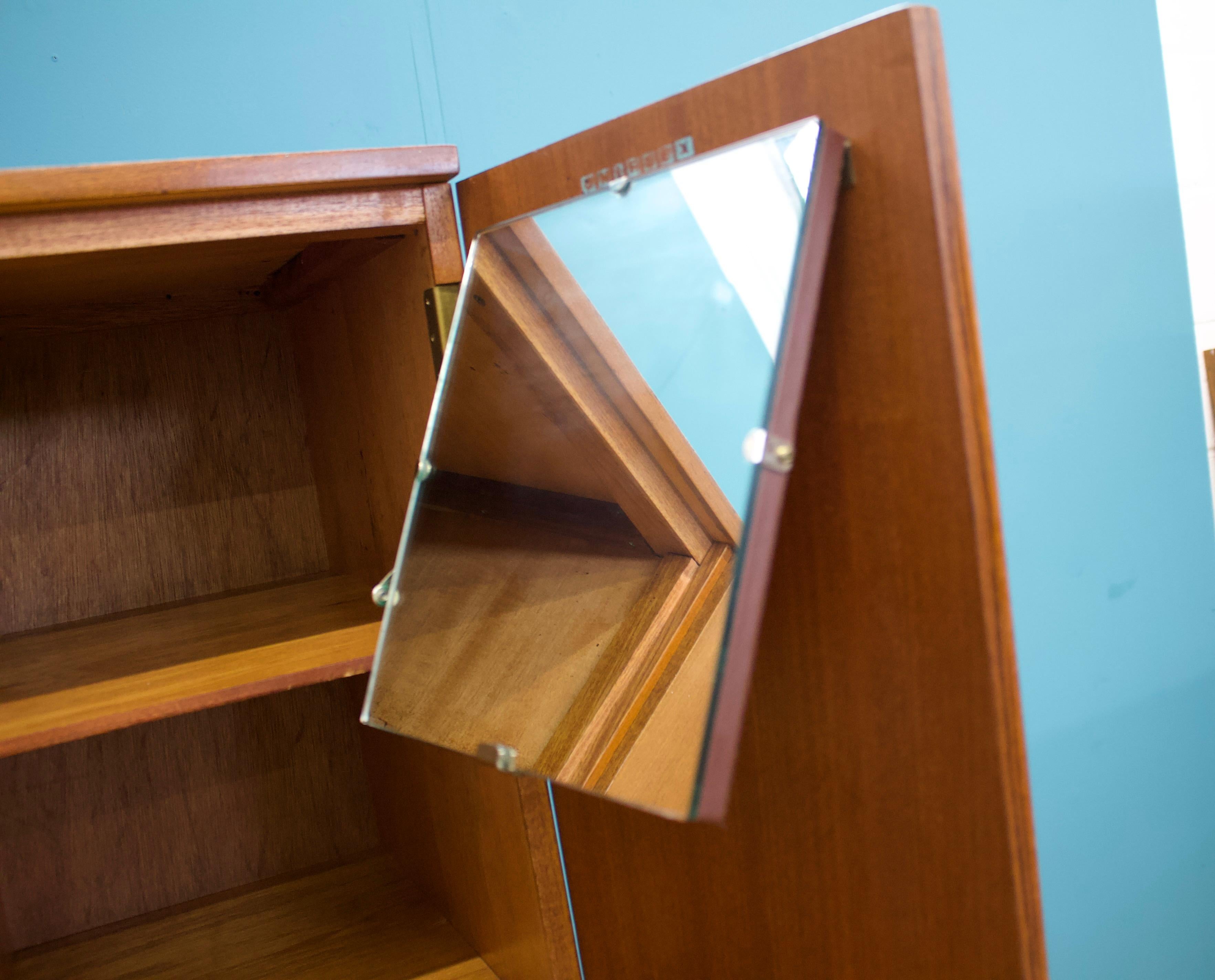 20ième siècle Armoire haute compacte du milieu du siècle en teck et noyer d'Uniflex, années 1960 en vente