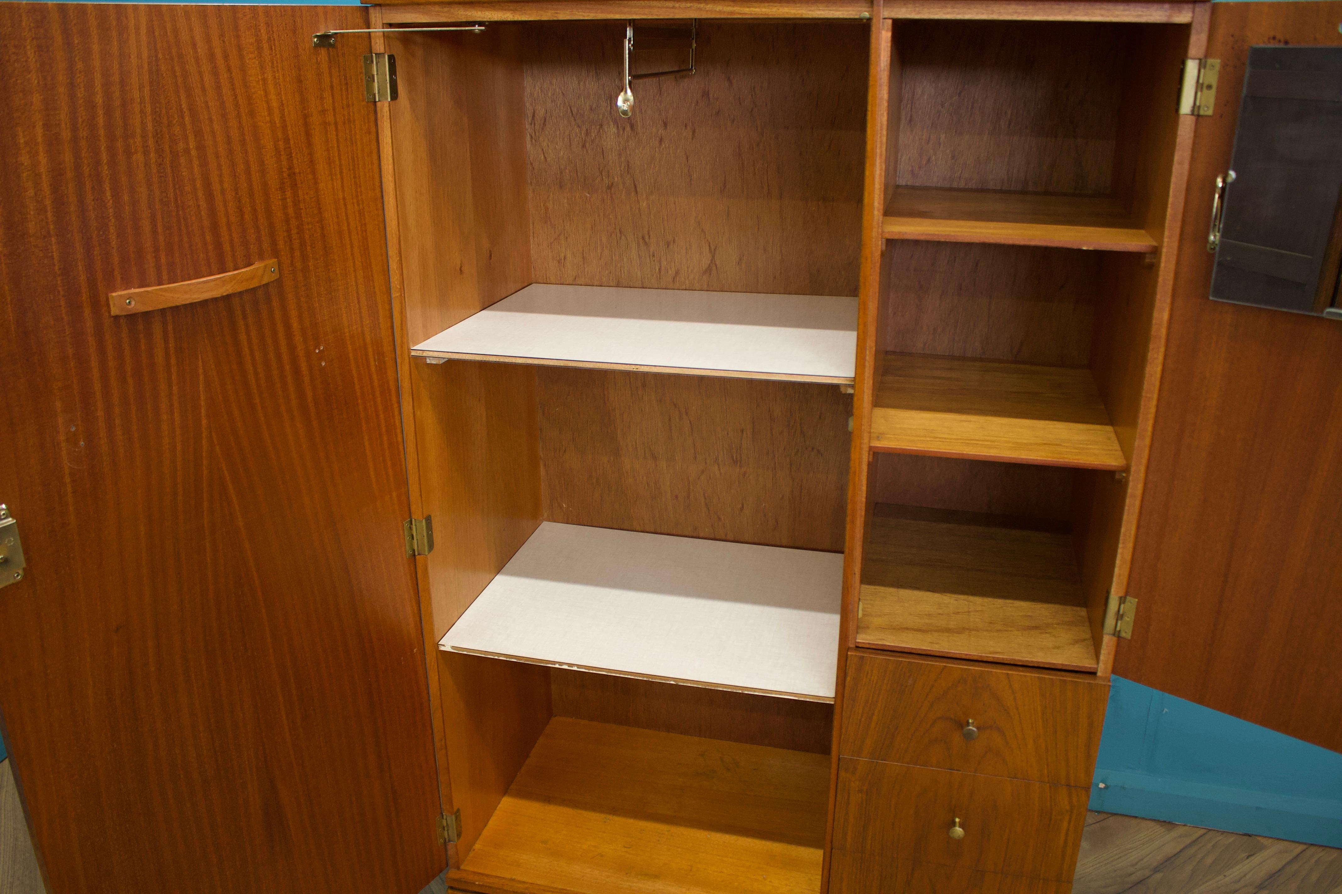 Bois Armoire haute compacte du milieu du siècle en teck et noyer d'Uniflex, années 1960 en vente