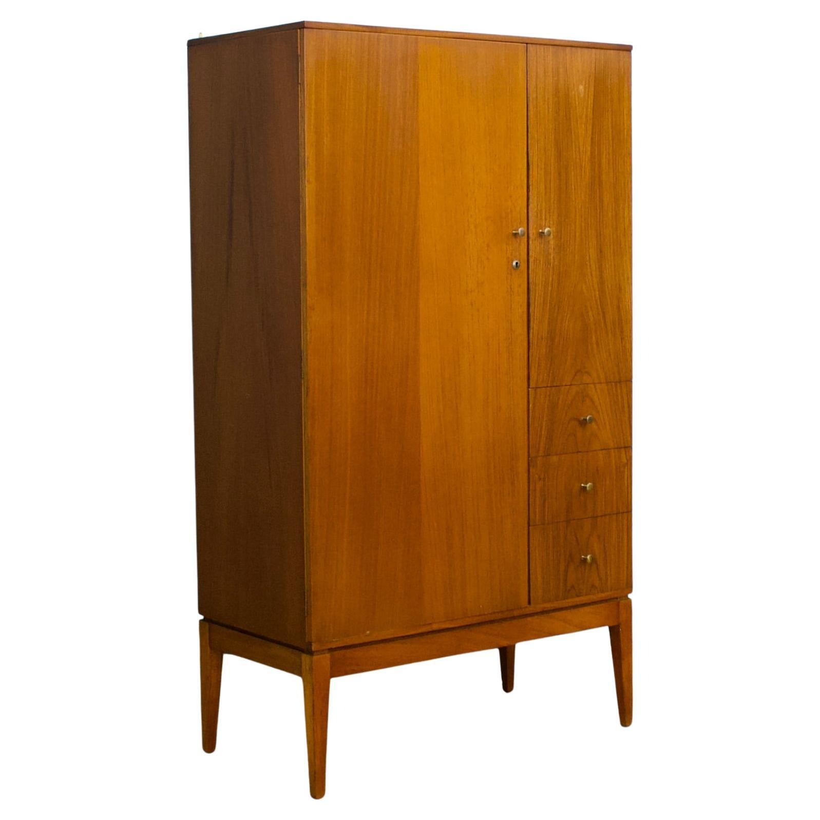 Armoire haute compacte du milieu du siècle en teck et noyer d'Uniflex, années 1960 en vente