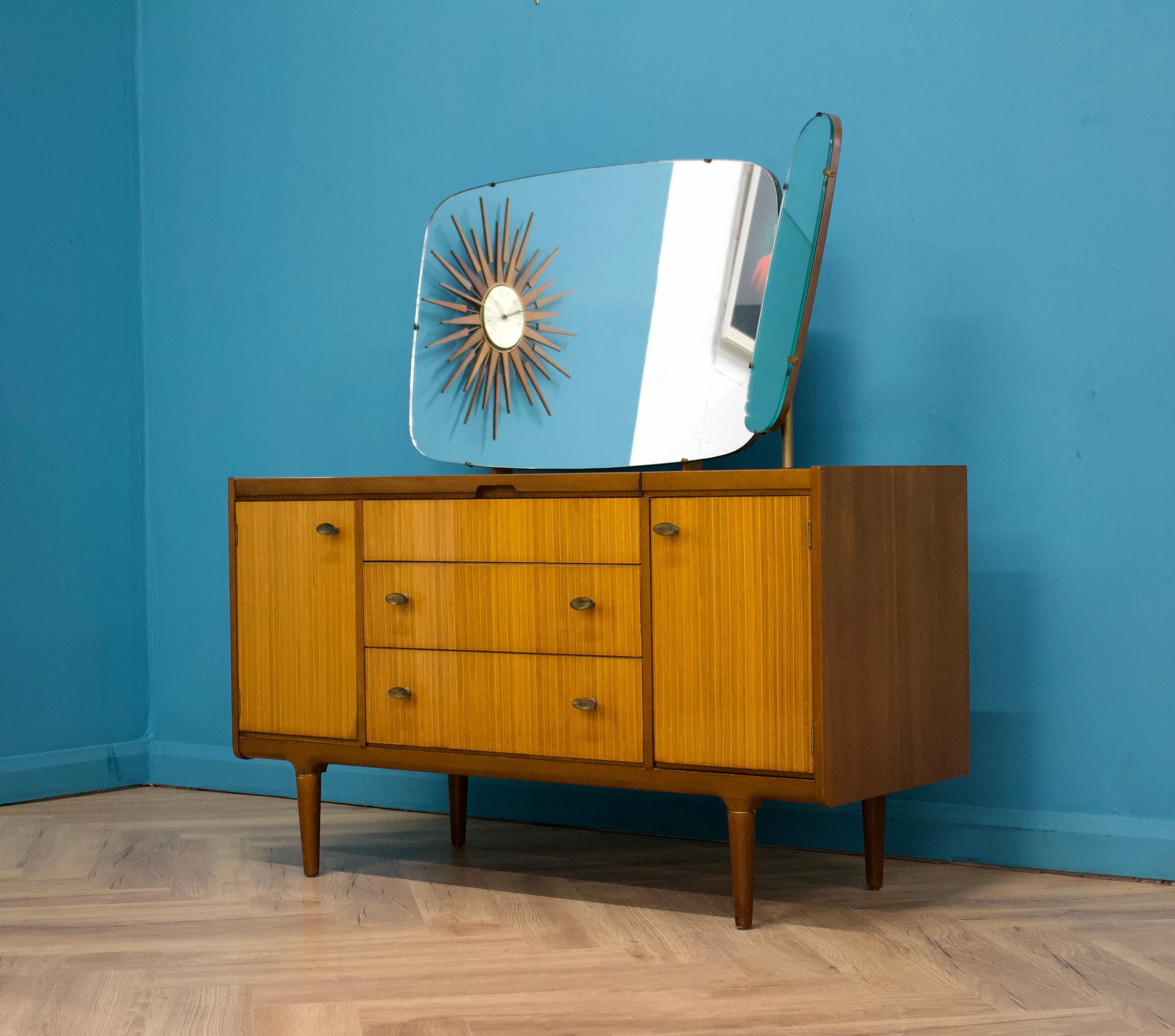 Mid-Century-Schminktisch aus Teakholz und Nussbaumholz von Wrighton, 1960er Jahre (Moderne der Mitte des Jahrhunderts) im Angebot