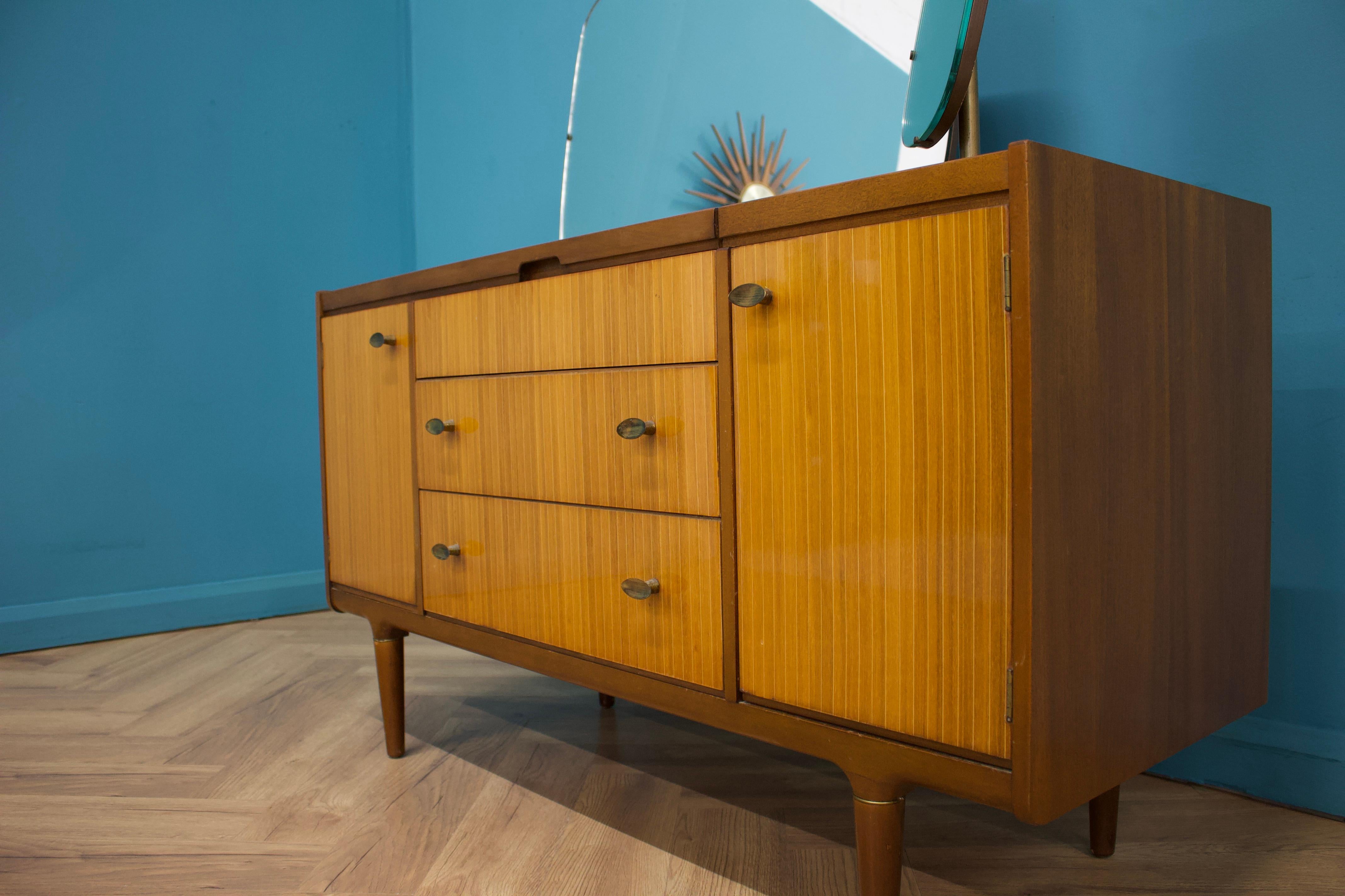 Mid-Century-Schminktisch aus Teakholz und Nussbaumholz von Wrighton, 1960er Jahre (Furnier) im Angebot