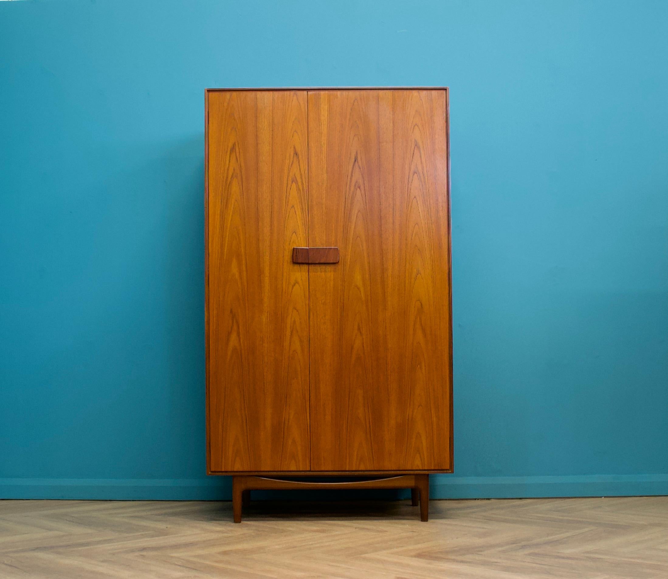 Un armadio freestanding a due ante in teak di G-Plan della linea Danish, progettato dal designer danese Kofod Larsen.
Realizzato negli anni '60
I ripiani sono rimovibili per consentire l'utilizzo di un'ulteriore guida sul lato sinistro, se si