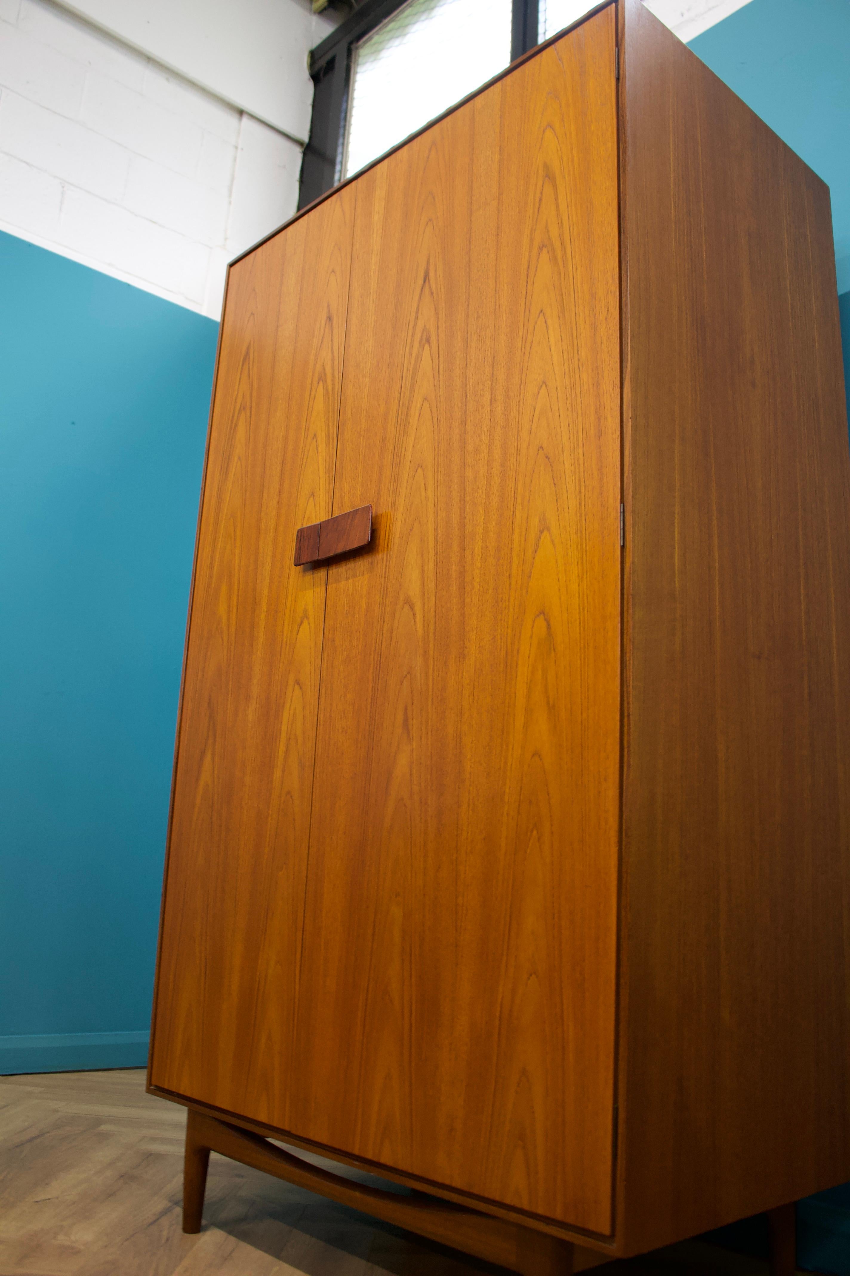 Impiallacciato Armadio in teak di metà secolo di Kofod Larsen per G-Plan, 1960