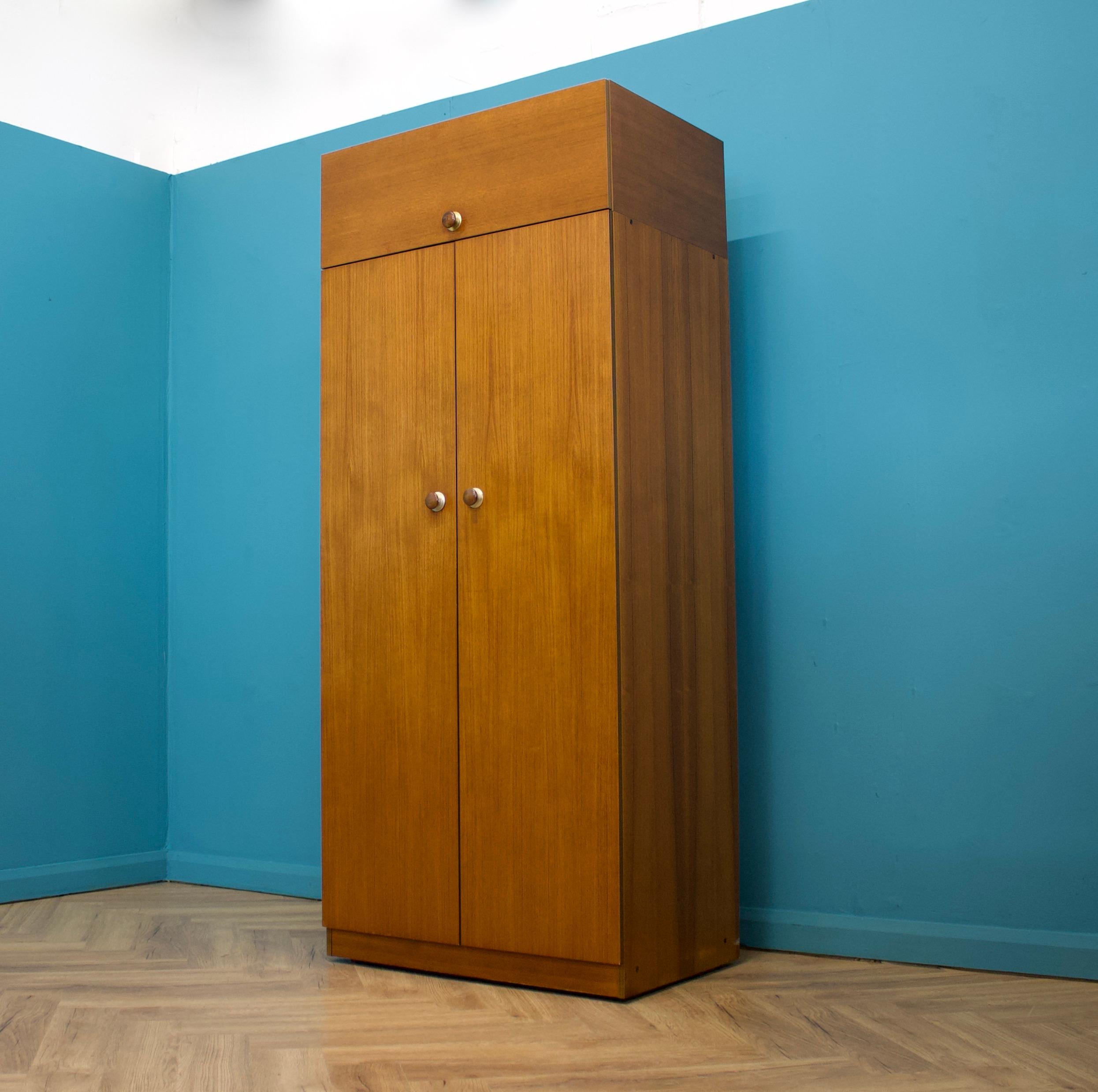 Mid-Century moderno Armadio in teak di Avalon con bauletto, anni '70 in vendita