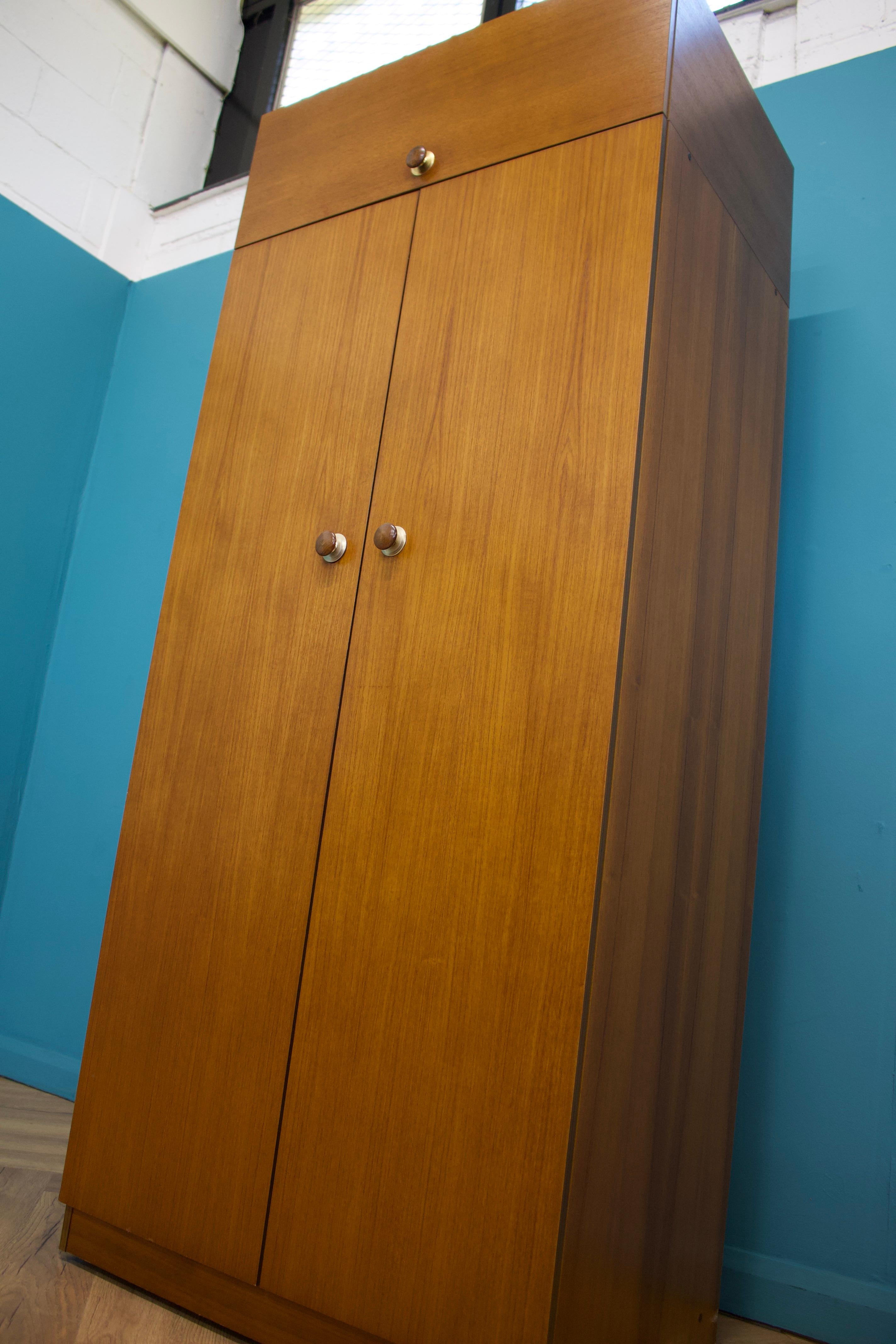 Impiallacciato Armadio in teak di Avalon con bauletto, anni '70 in vendita