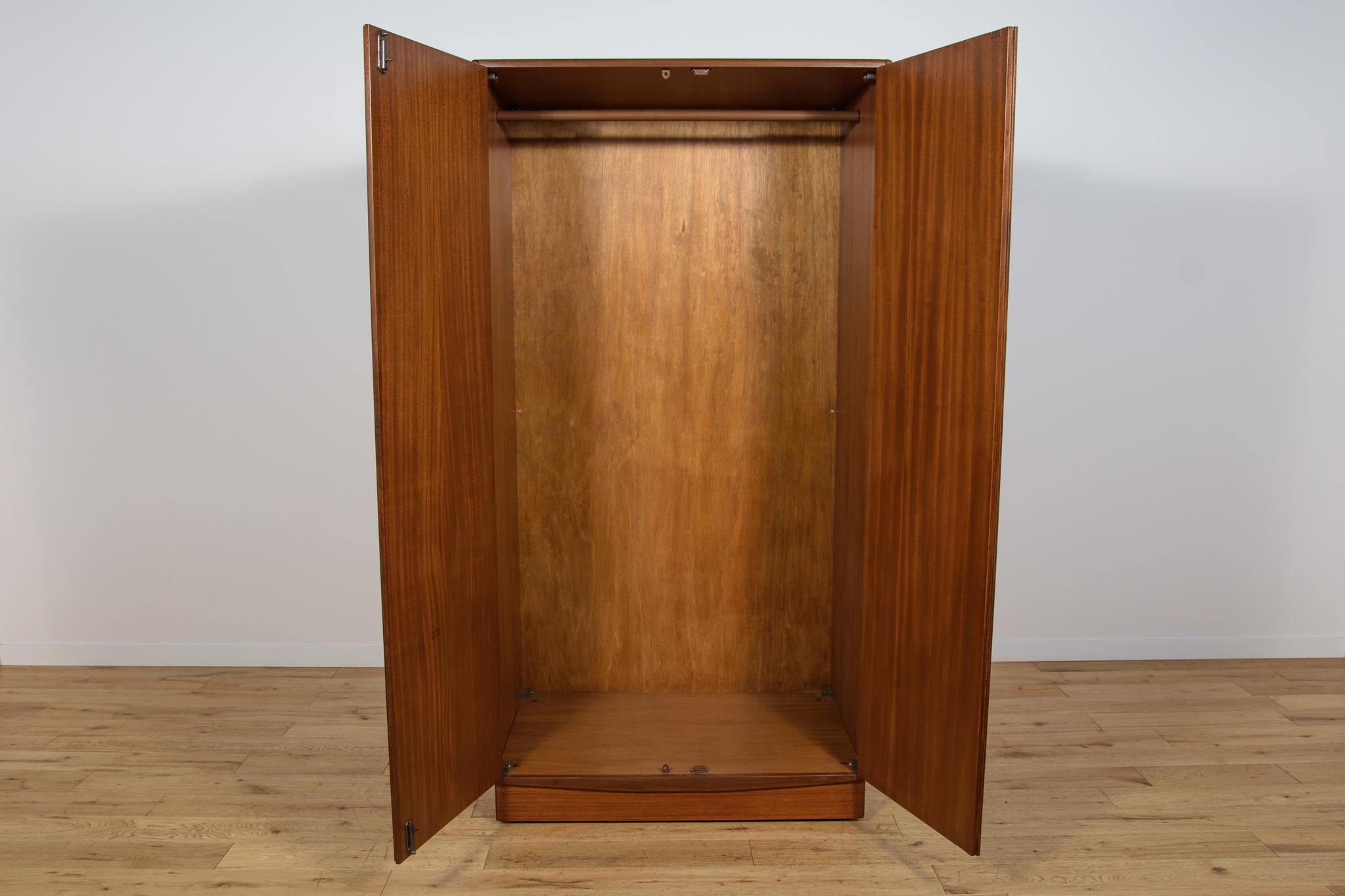 Mid-Century Teak Wardrobe from G-Plan, 1960s In Excellent Condition For Sale In GNIEZNO, 30