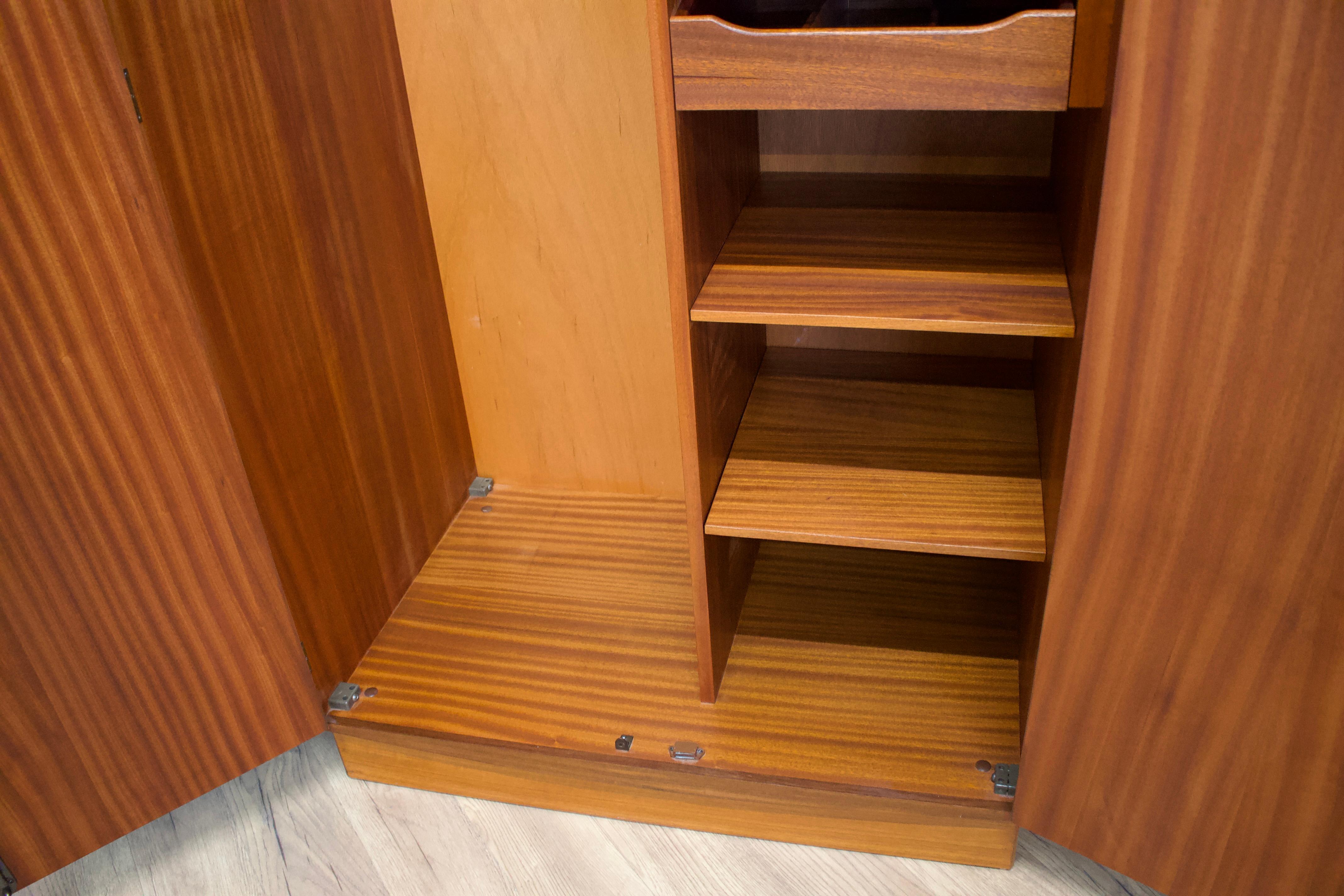 Armadio in teak di metà secolo di G-Plan, anni '70 in vendita 3