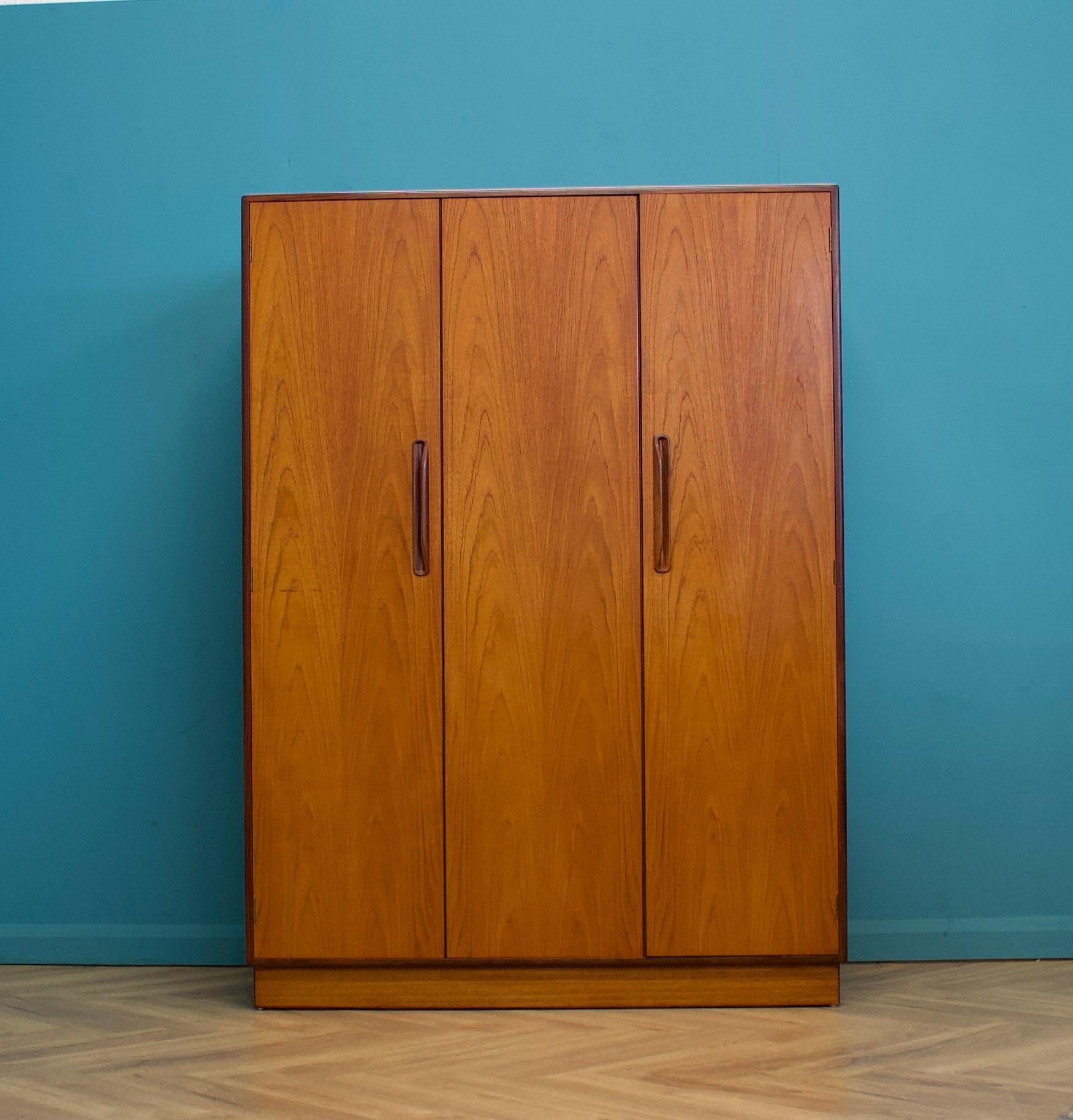 Ein freistehender dreitüriger Teakholz-Kleiderschrank von G-Plan aus der Fresco-Reihe - ca. 1970er Jahre




Ausgestattet mit einer Kleiderstange über die gesamte Breite
Der Stil dieser Garderobe ist minimalistisch - mit seinen klaren