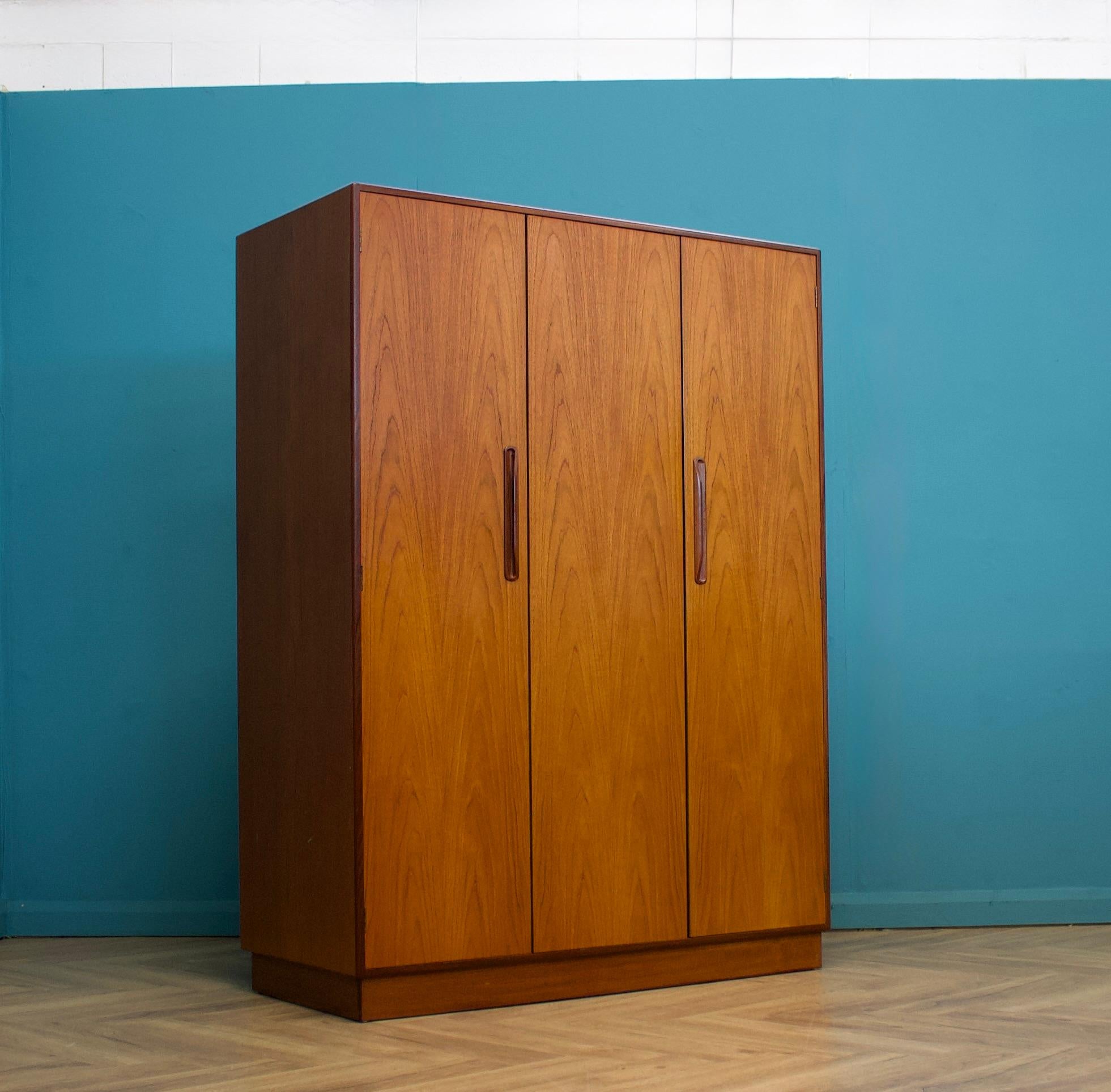 Ein freistehender dreitüriger Teakholz-Kleiderschrank von G-Plan aus der Fresco-Reihe - ca. 1970er Jahre




Ausgestattet mit einer Kleiderstange über die gesamte Breite
Der Stil dieser Garderobe ist minimalistisch - mit seinen klaren