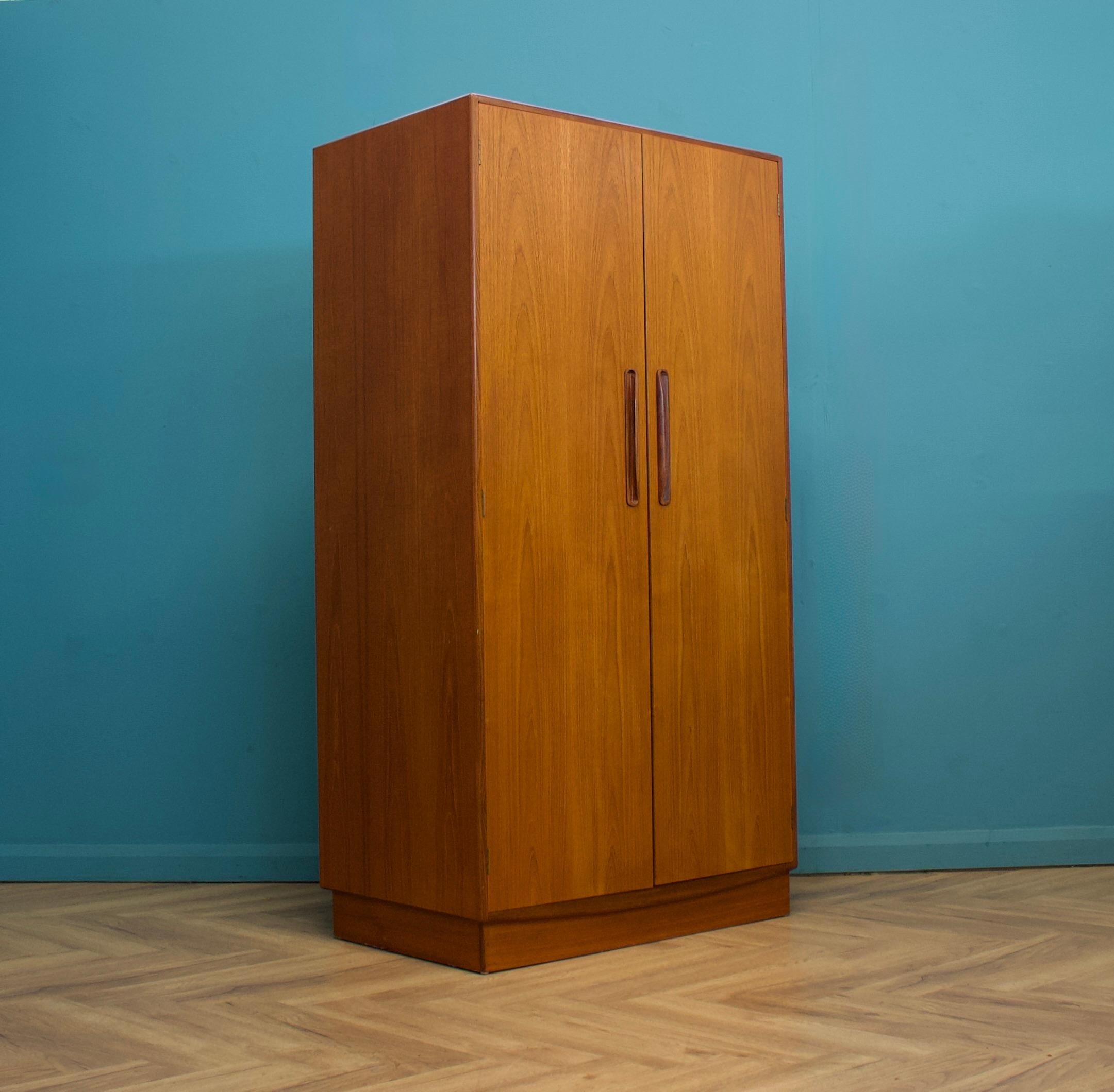 Un armadio freestanding a due ante in teak di G-Plan, della linea Fresco, circa anni '70.
 
 
Dotata di appendiabiti, mensole e cassetti
Lo stile di questo guardaroba è minimalista, con le sue linee pulite.
 
C'è un altro armadio più grande che si