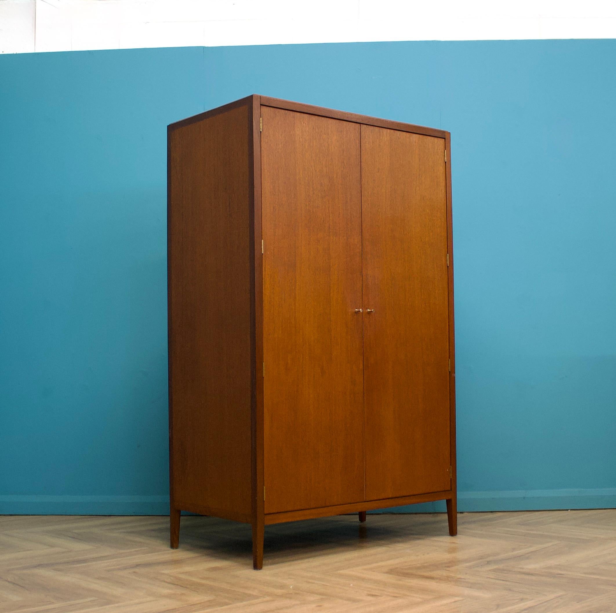 Armario de caoba y teca de mediados de siglo, de gran calidad, procedente de Loughborough Furniture, comercializado por Heals entre los años 50 y principios de los 60, y diseñado por Neville Ward y Frank Austin.

De pie, sobre patas ligeramente