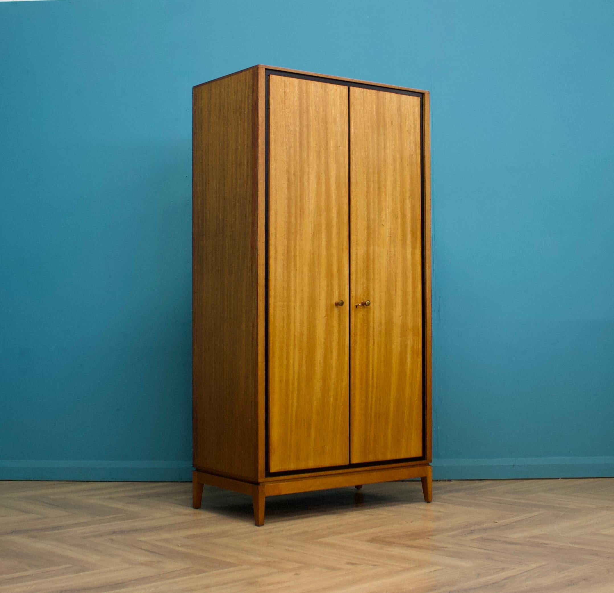 Armario de caoba y teca de mediados de siglo, de gran calidad, procedente de Loughborough Furniture, comercializado por Heals entre los años 50 y principios de los 60, y diseñado por Neville Ward y Frank Austin.


De pie, sobre patas ligeramente
