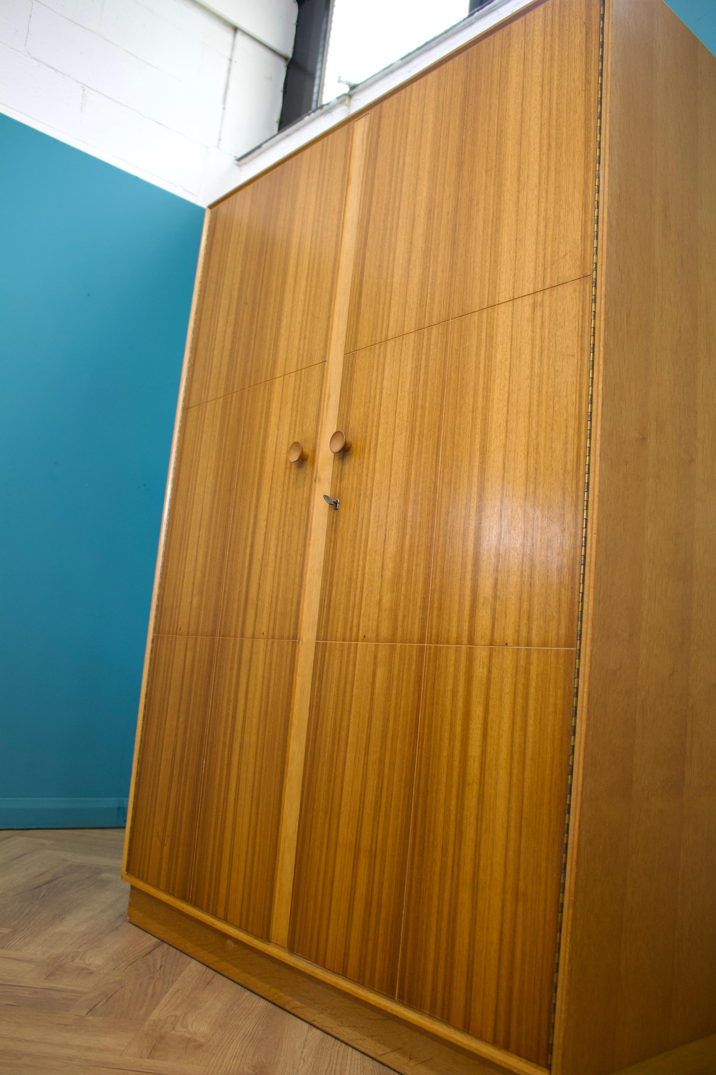Armoire en teck du milieu du siècle de Meredew, années 1950 en vente 2