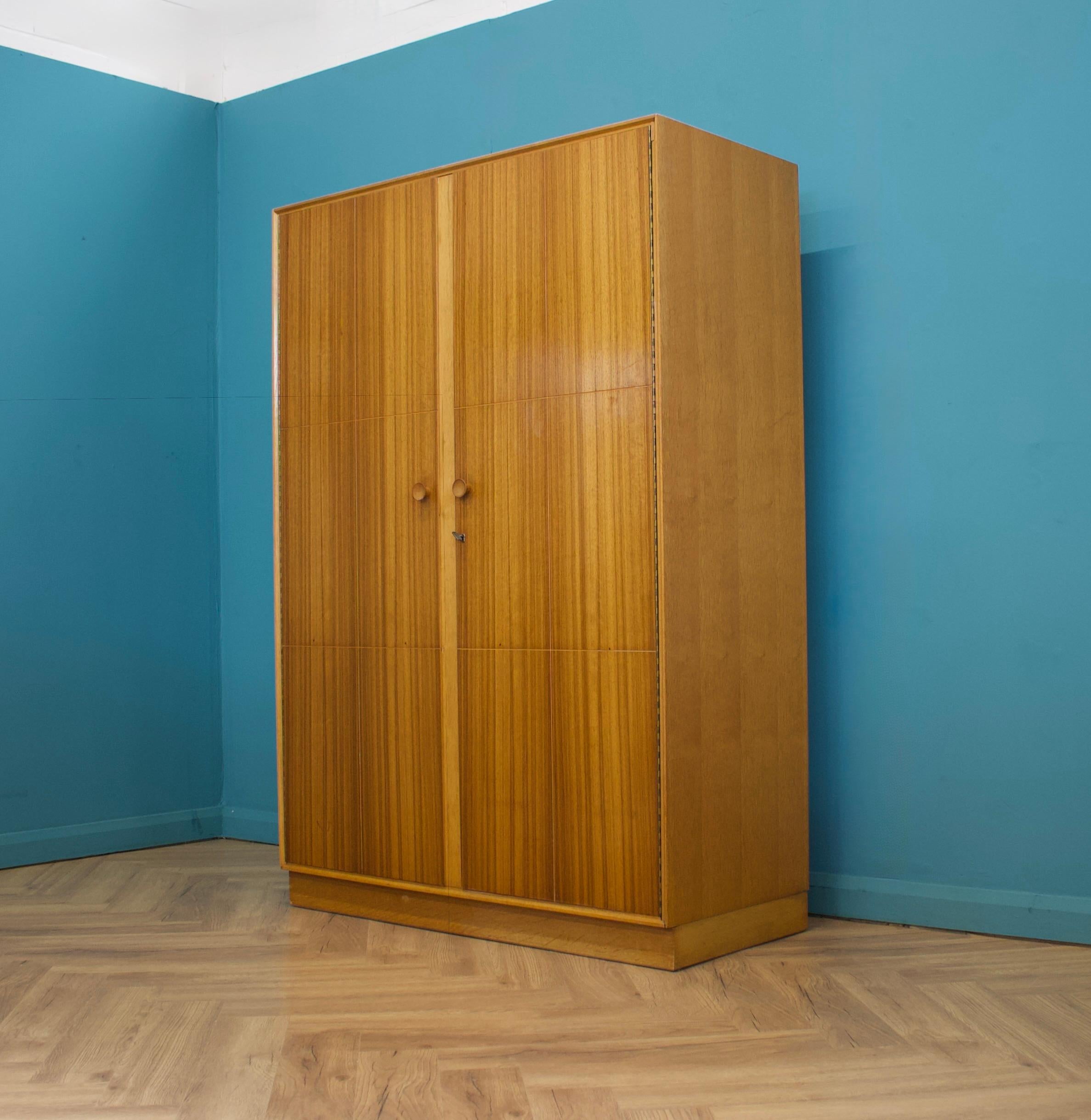 Armoire en teck du milieu du siècle de Meredew, années 1950 en vente 3
