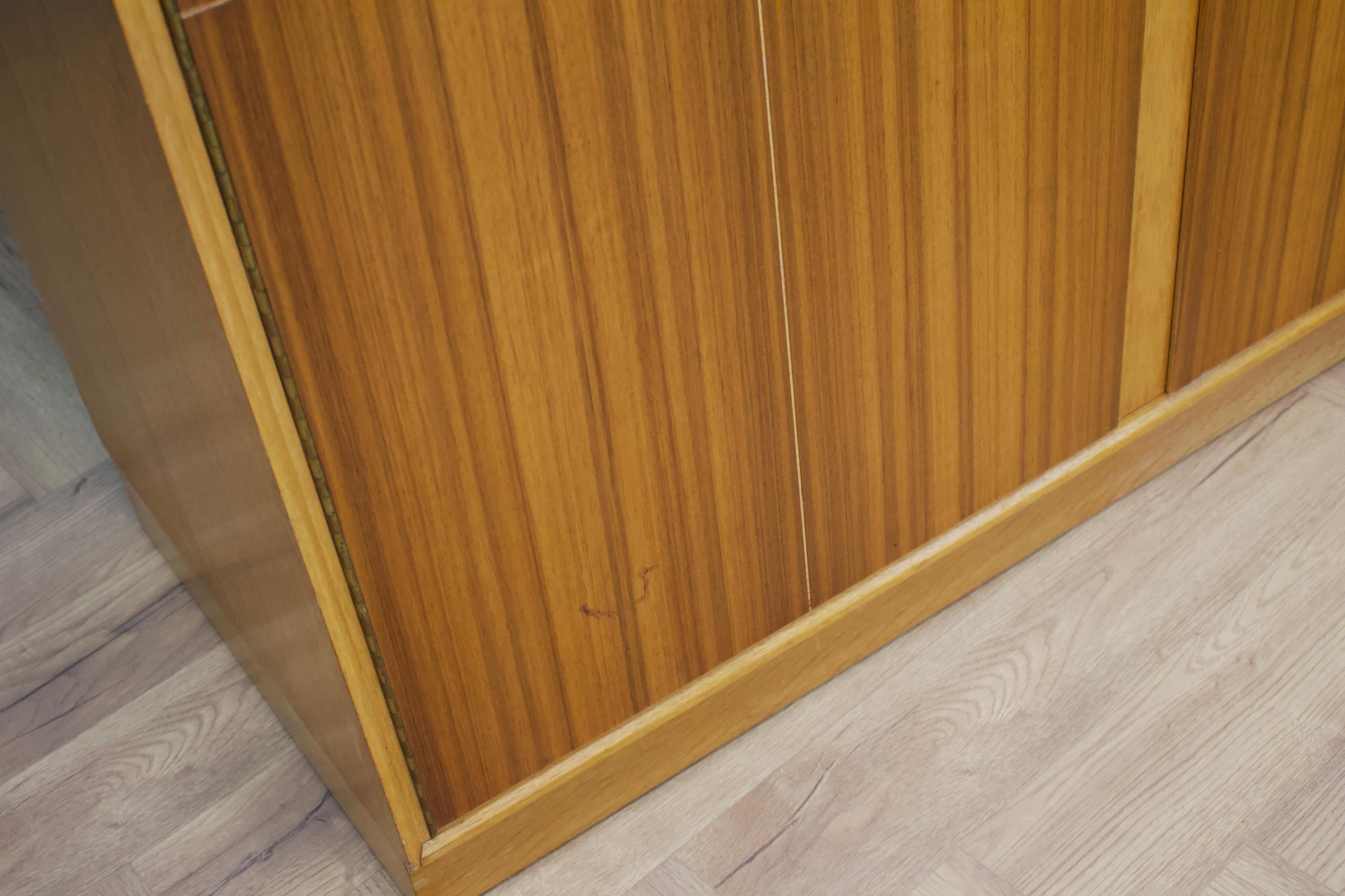 Armoire en teck du milieu du siècle de Meredew, années 1950 en vente 4