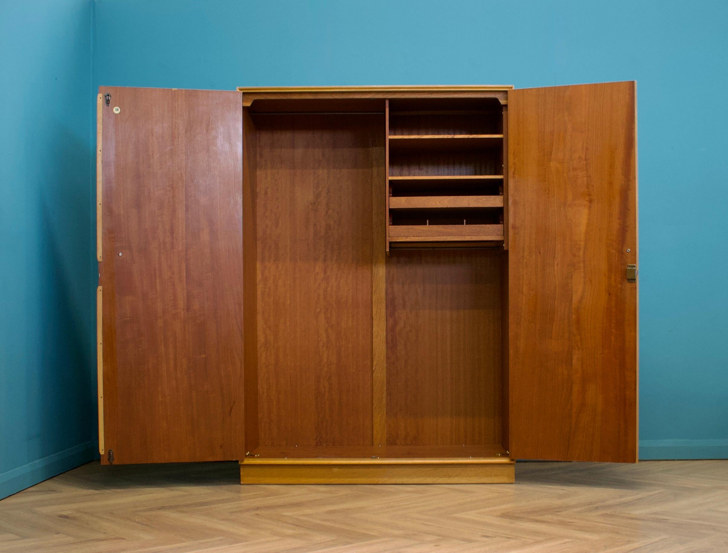 Mid-Century Modern Armoire en teck du milieu du siècle de Meredew, années 1950 en vente