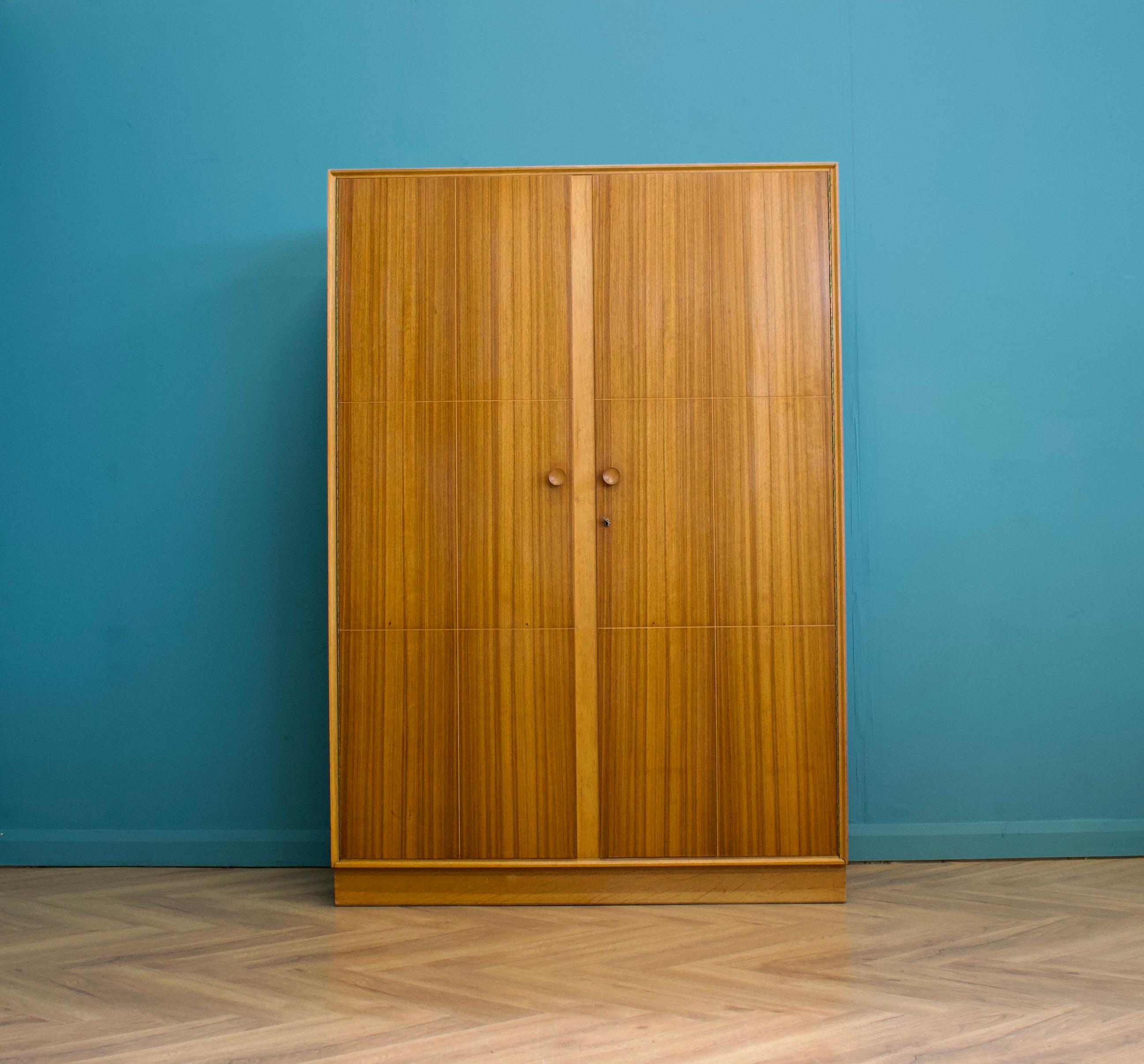 Britannique Armoire en teck du milieu du siècle de Meredew, années 1950 en vente