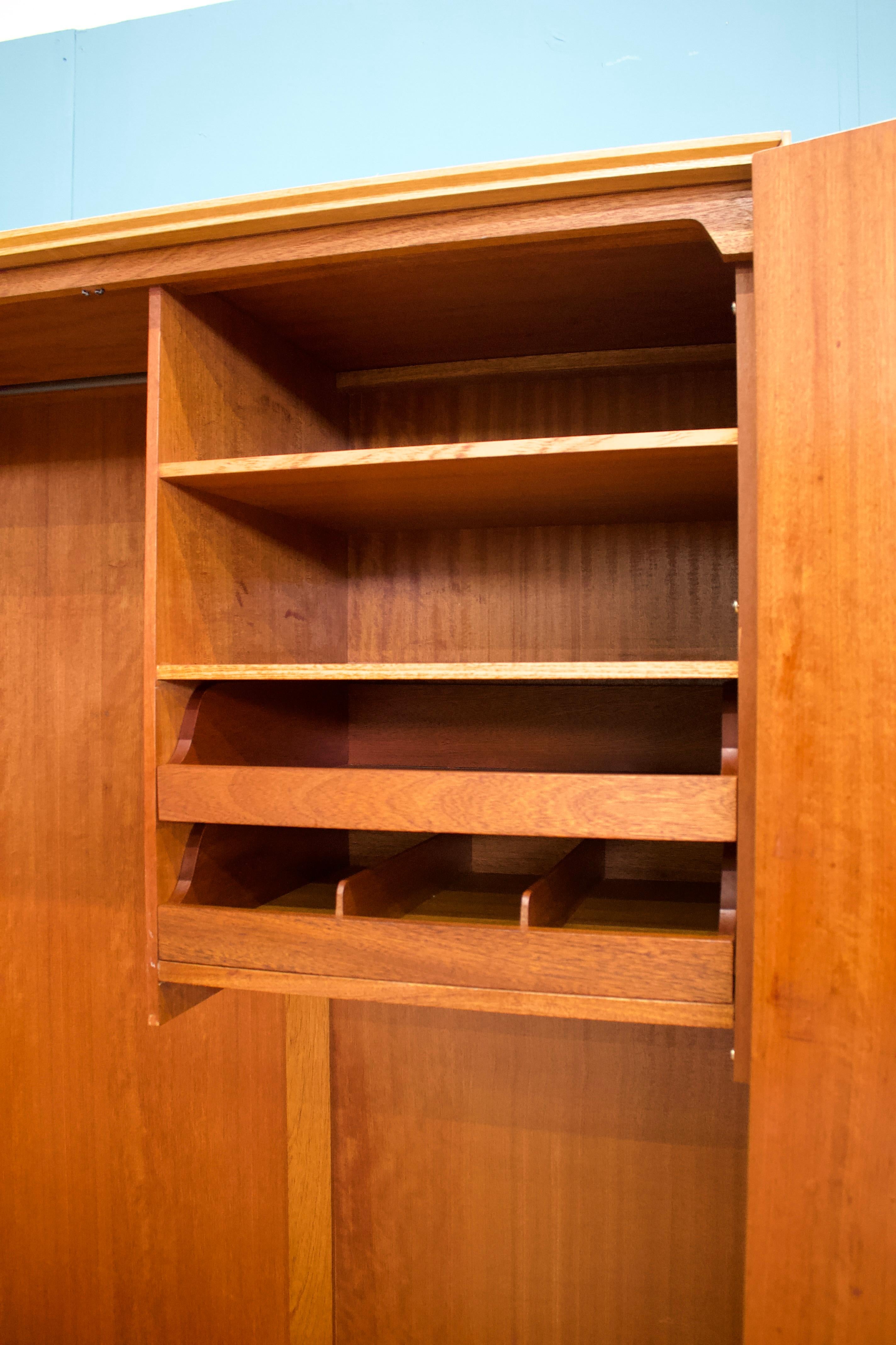 Chêne Armoire en teck du milieu du siècle de Meredew, années 1950 en vente