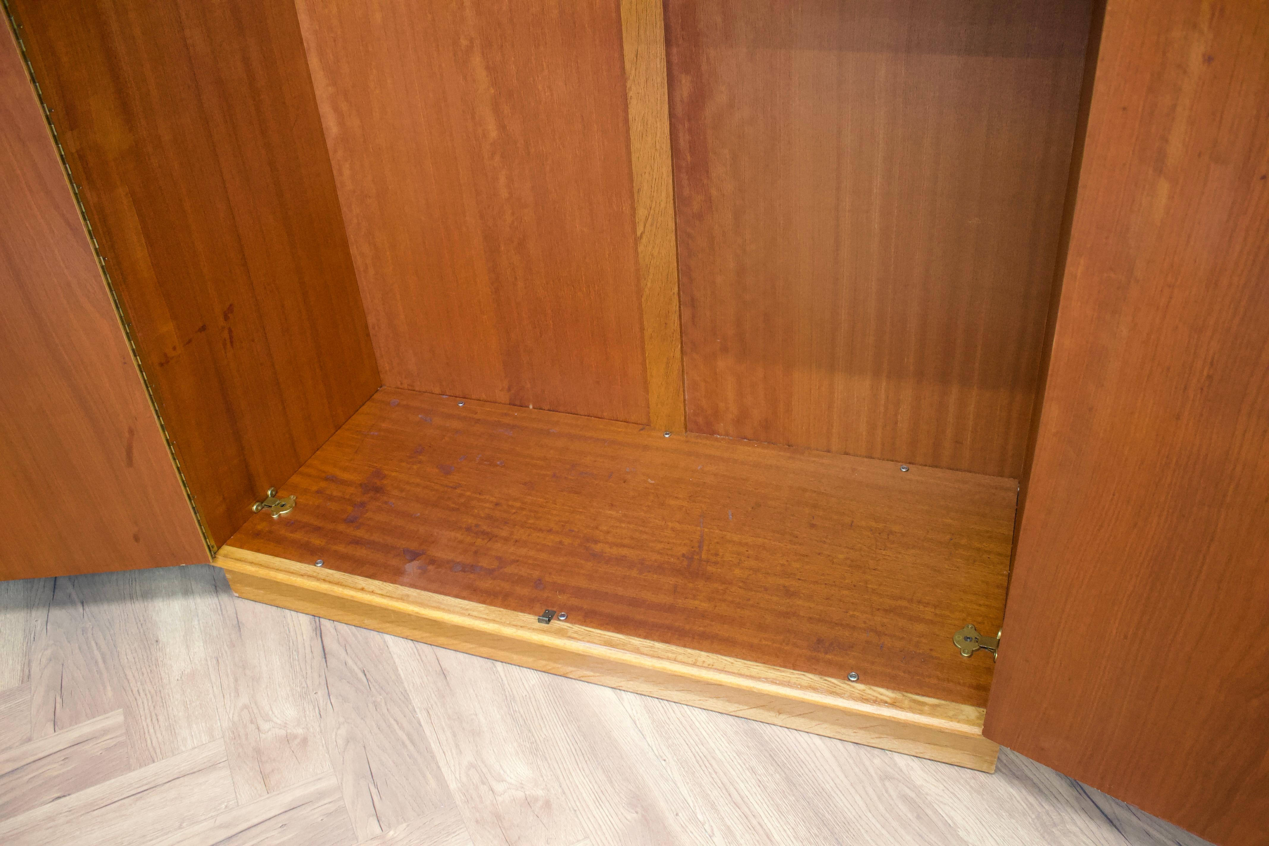 Armoire en teck du milieu du siècle de Meredew, années 1950 en vente 1