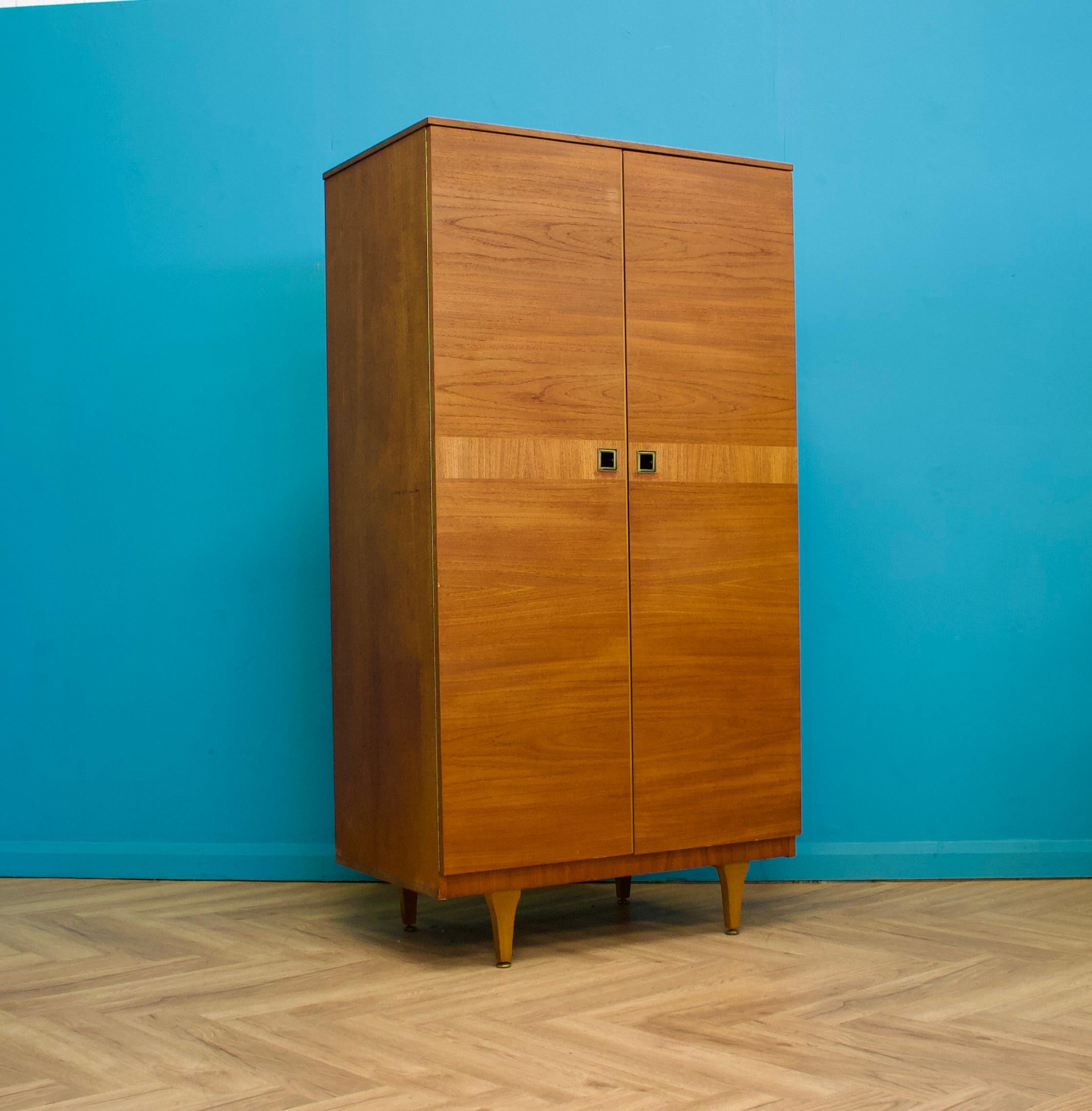 Ein freistehender zweitüriger Teakholz-Kleiderschrank von Stonehill
Hergestellt in den 1960er Jahren

Ausgestattet mit einer Kleiderstange, einer Schublade und Regalen
Der Stil dieses Schranks ist recht minimalistisch - mit seinen klaren Linien und