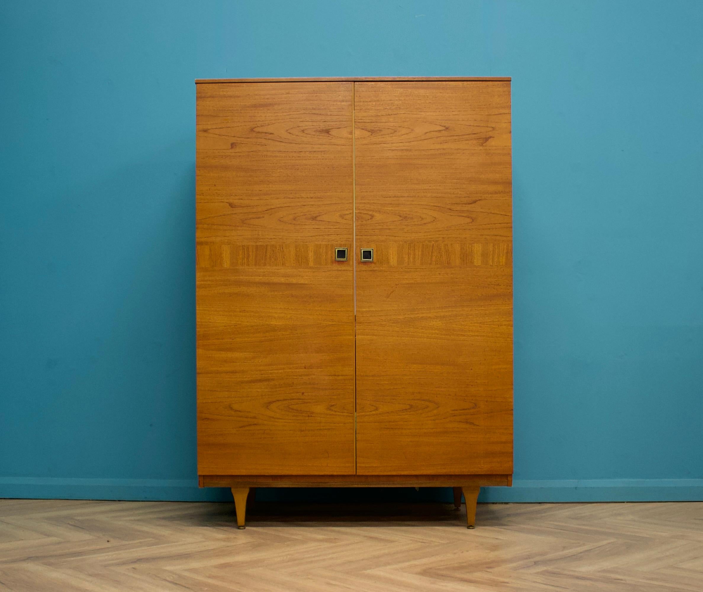 Un armadio indipendente a due ante in teak di Stonehill
Realizzato negli anni '60
 
Dotato di appendiabiti.
Lo stile di questo armadio è piuttosto minimalista, con le sue linee pulite e le maniglie in metallo incassate.
 
Questo guardaroba può