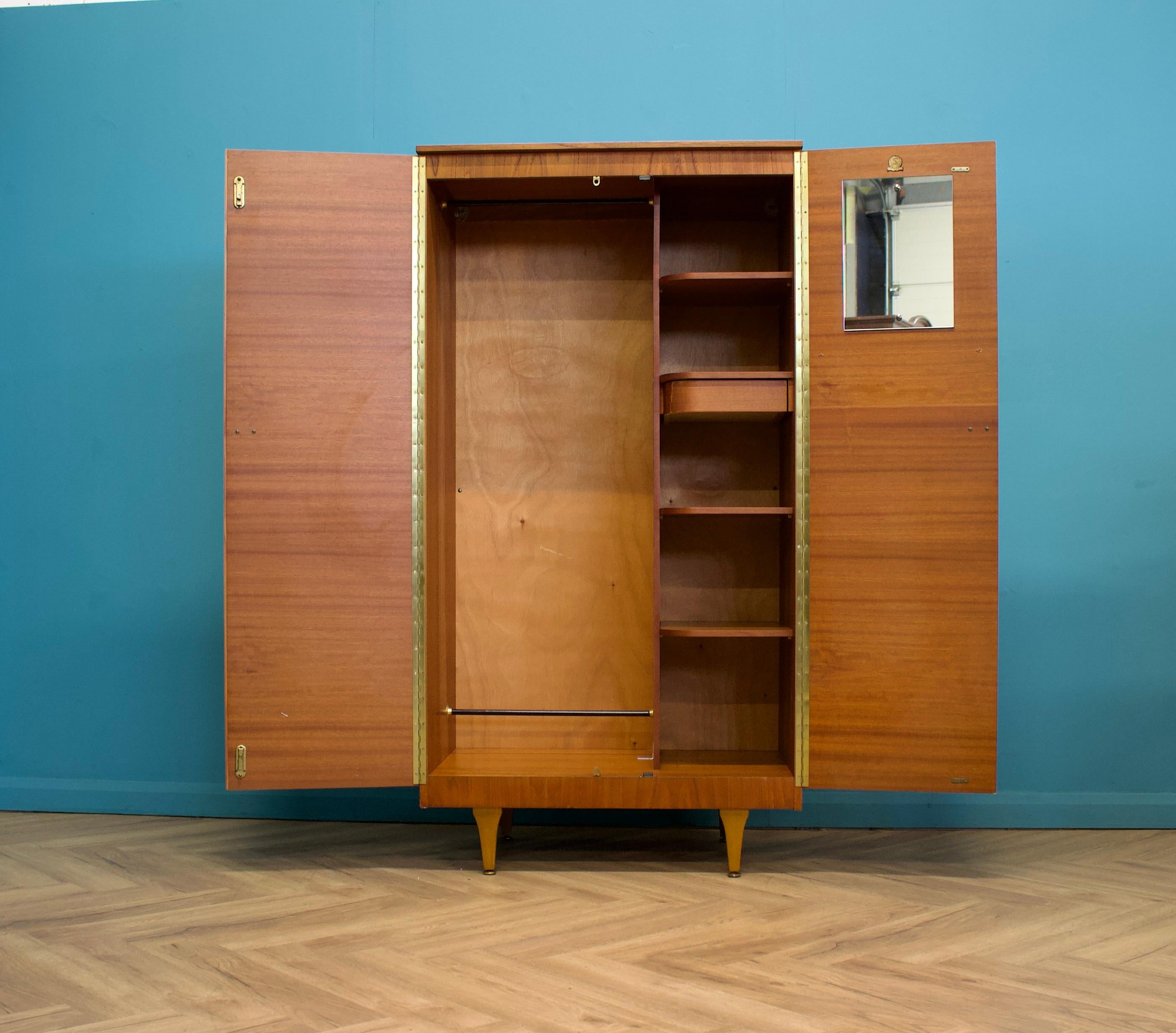 Mid-Century-Kleiderschrank aus Teakholz von Stonehill, 1960er Jahre (Moderne der Mitte des Jahrhunderts) im Angebot