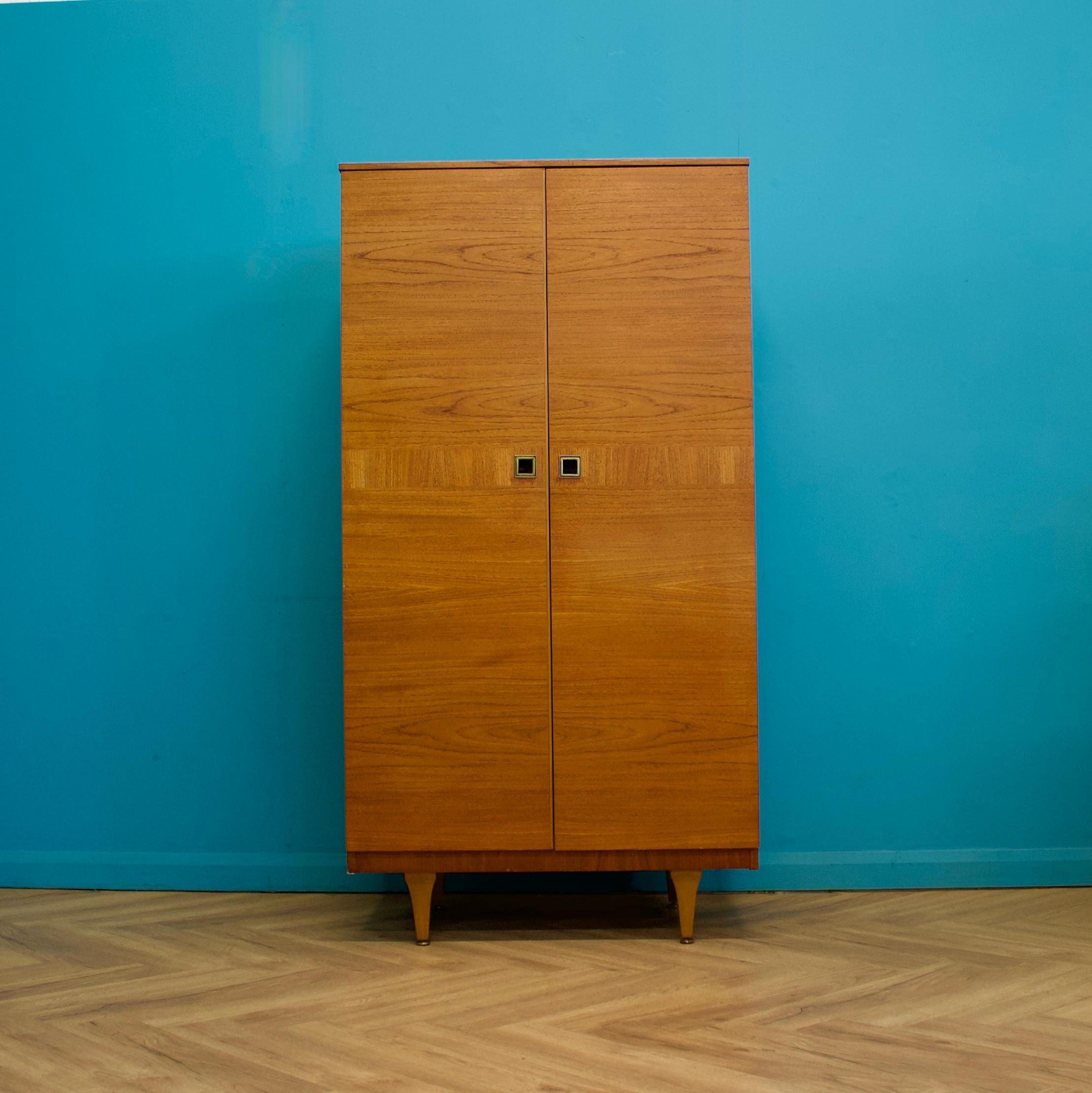 Mid-Century-Kleiderschrank aus Teakholz von Stonehill, 1960er Jahre (Europäisch) im Angebot