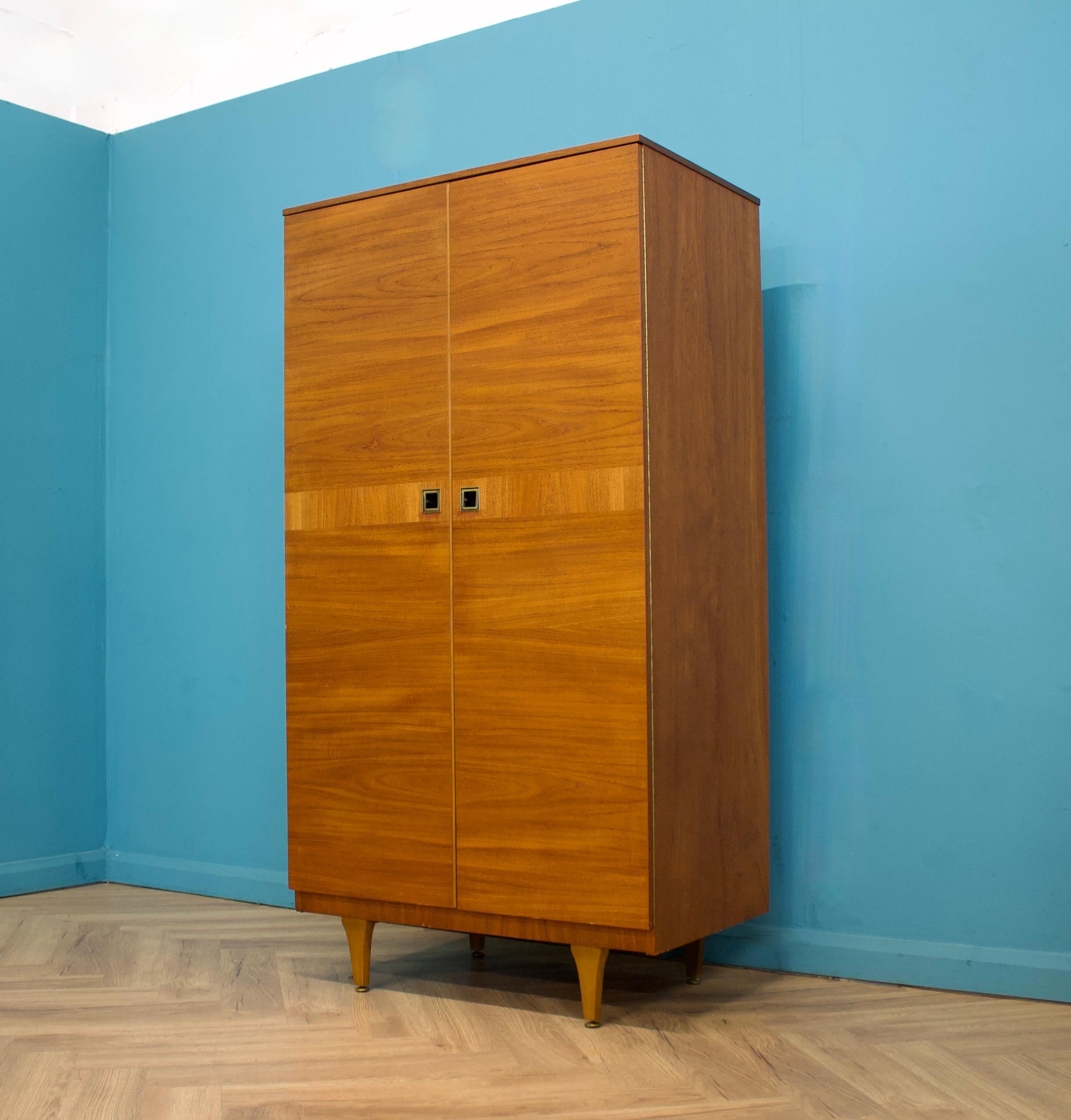 Mid-Century-Kleiderschrank aus Teakholz von Stonehill, 1960er Jahre (Furnier) im Angebot