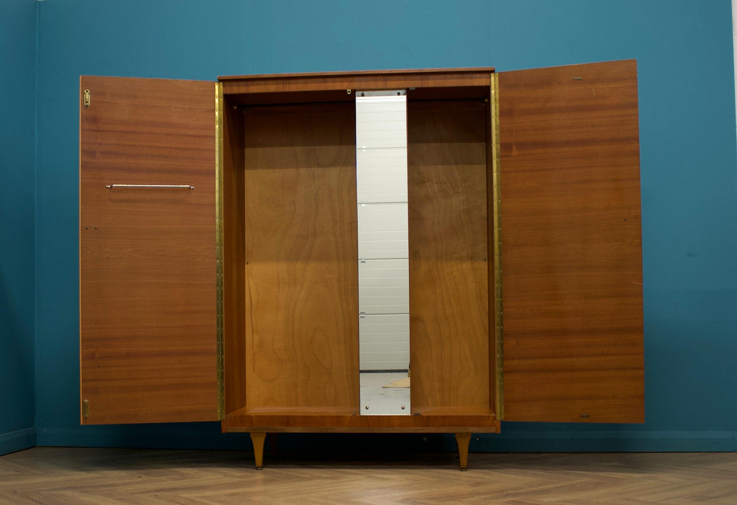 Impiallacciato Armadio in teak di metà secolo di Stonehill, anni '60 in vendita