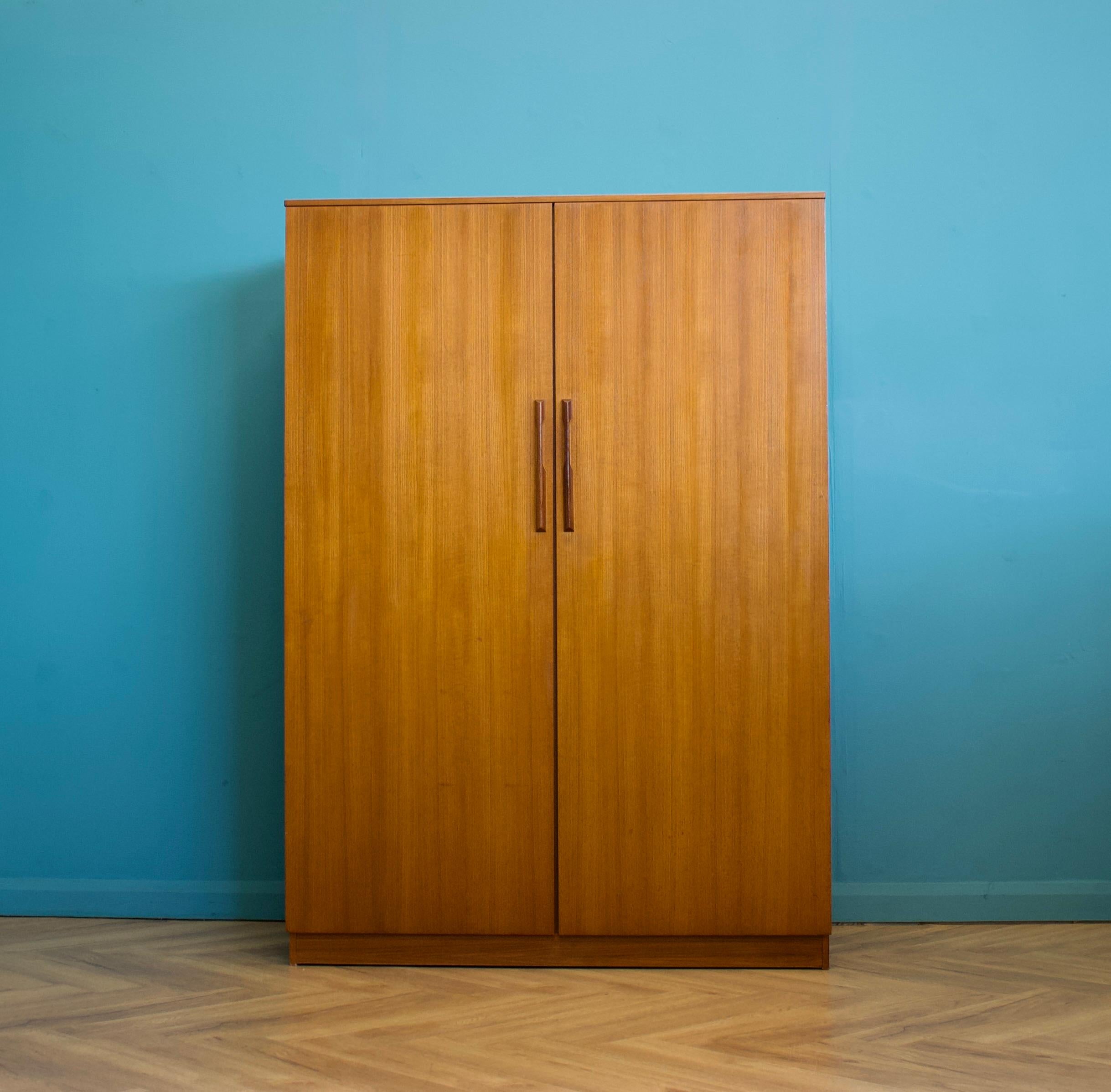 Une armoire autoportante en teck à deux portes d'Avalon
Fabriqué dans les années 1960


Equipé d'un étendoir à linge
Le style de cette armoire est assez minimaliste - avec ses lignes épurées 


La petite armoire assortie est disponible à l'achat sur
