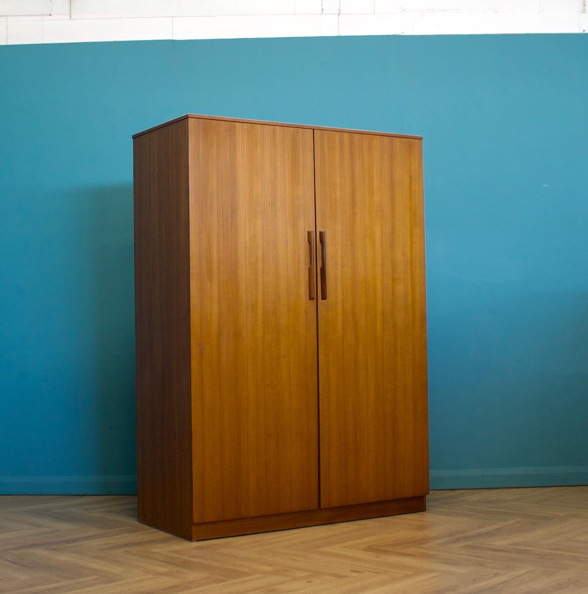 Mid-Century Modern Armoire en teck du milieu du siècle de Uniflex, années 1960 en vente