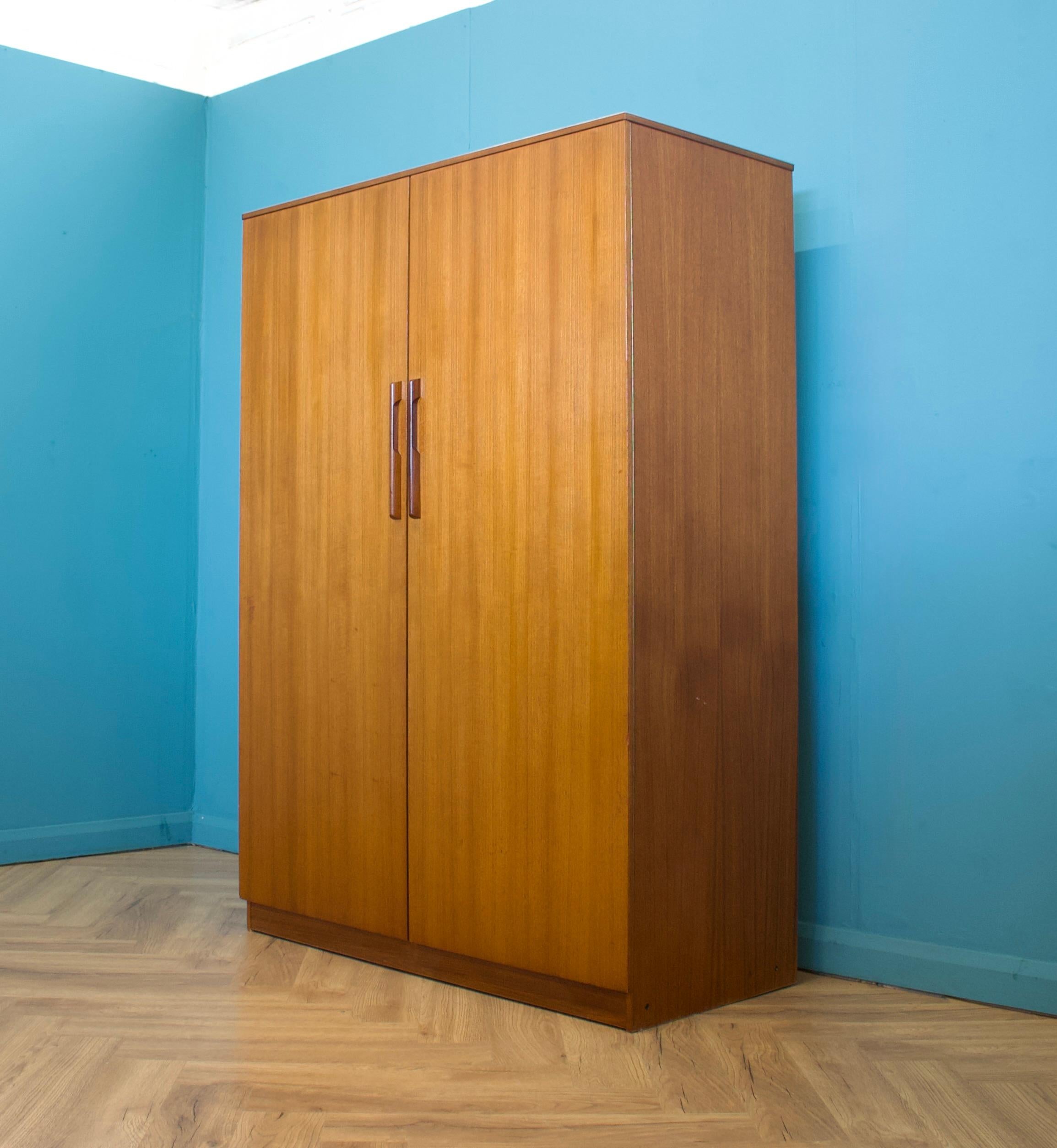 Britannique Armoire en teck du milieu du siècle de Uniflex, années 1960 en vente