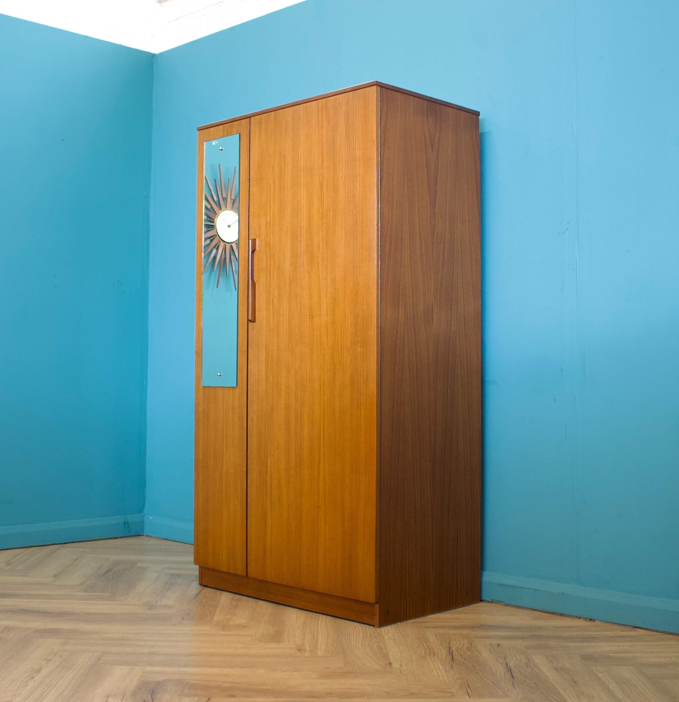 Impiallacciato Armadio in teak di metà secolo di Uniflex, anni '60 in vendita