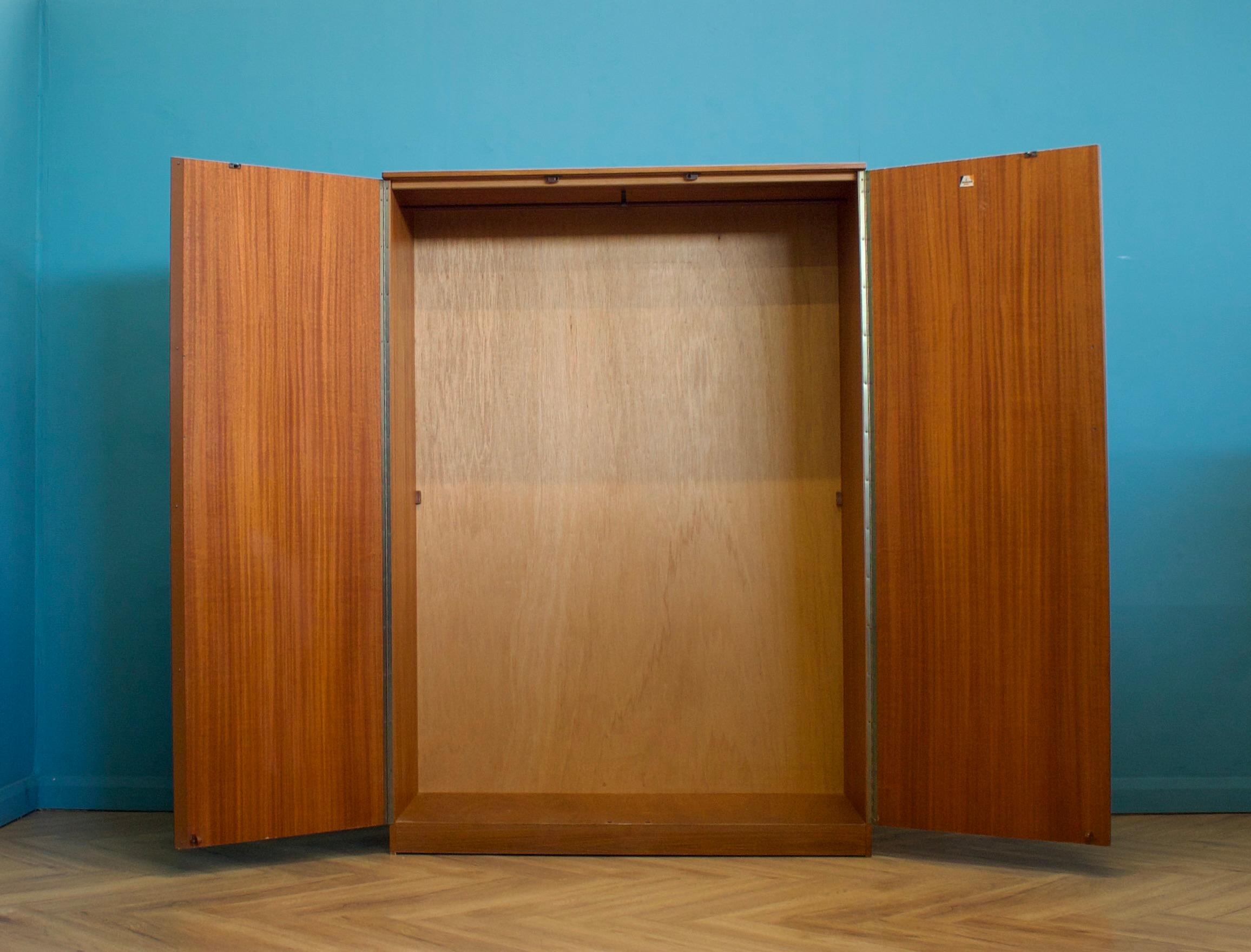 Placage Armoire en teck du milieu du siècle de Uniflex, années 1960 en vente