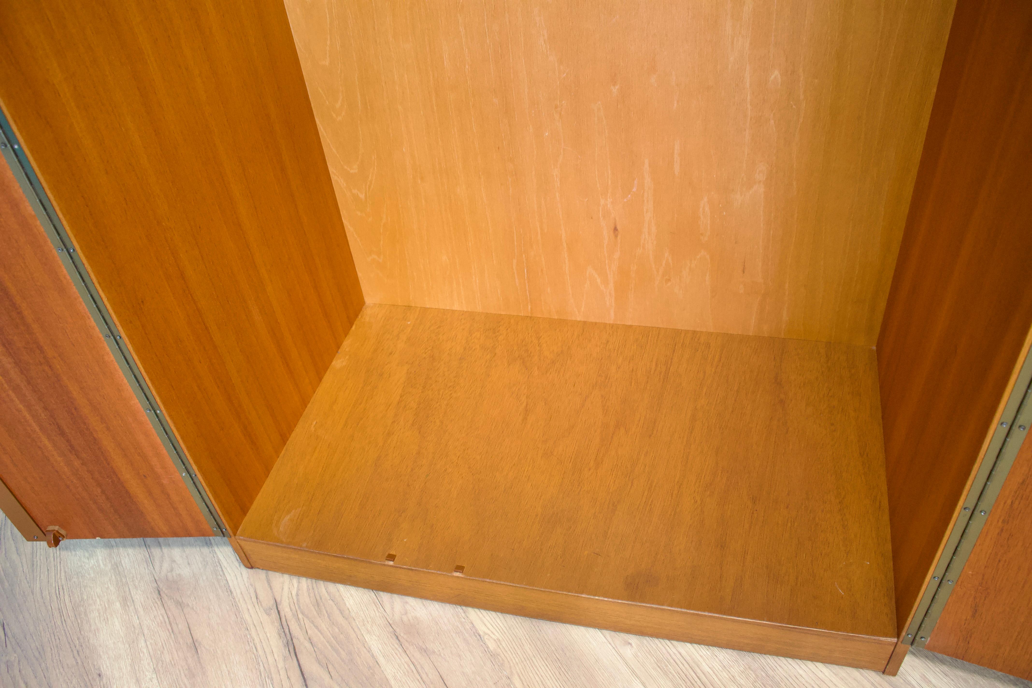 XX secolo Armadio in teak di metà secolo di Uniflex, anni '60 in vendita