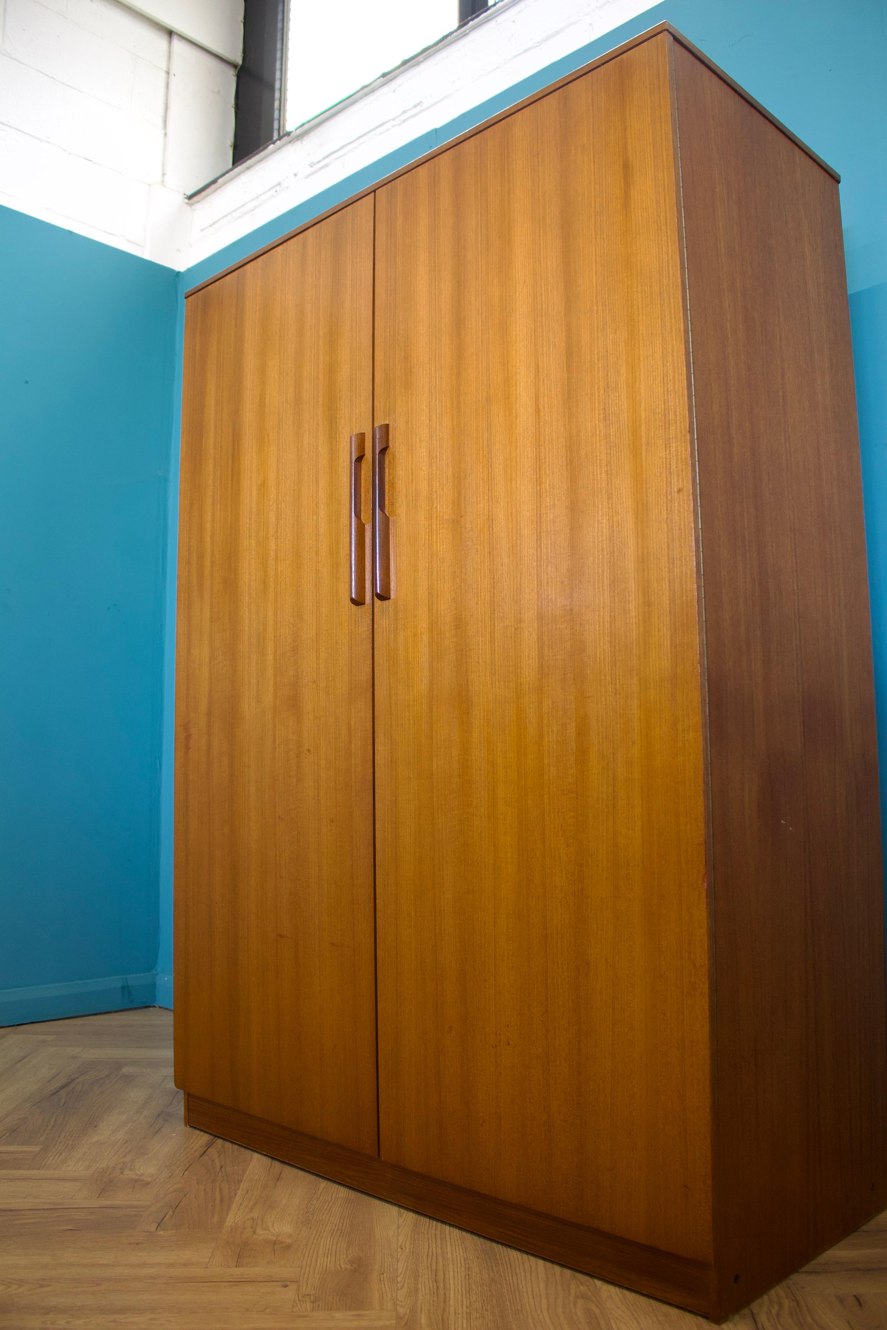 Teck Armoire en teck du milieu du siècle de Uniflex, années 1960 en vente