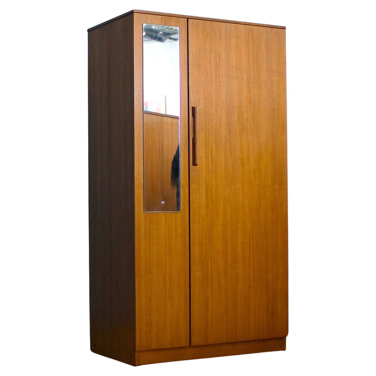 Armoire en teck du milieu du siècle de Uniflex, années 1960