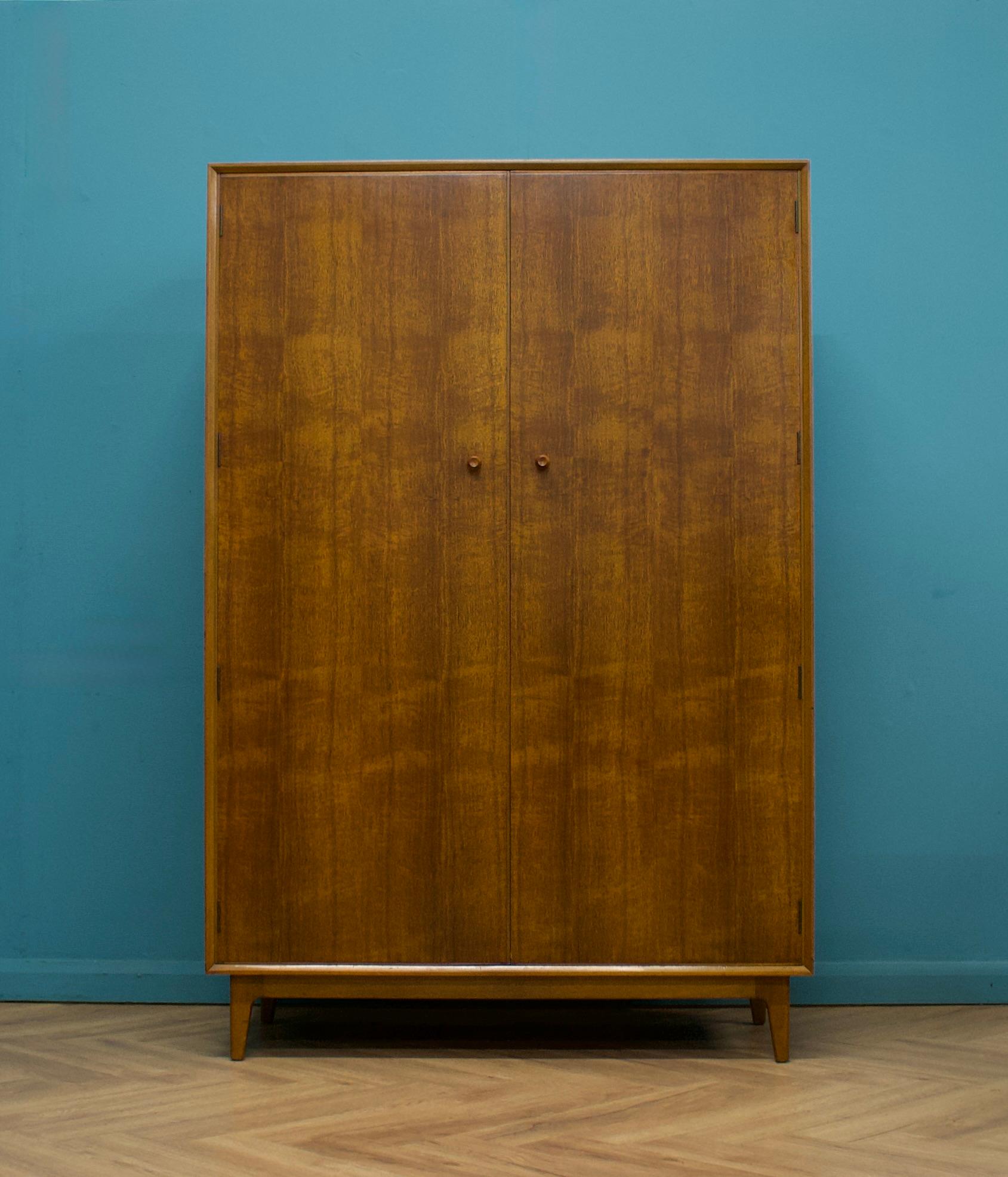 Mid Century Teak Wardrobe from Vesper, 1960s (Moderne der Mitte des Jahrhunderts) im Angebot