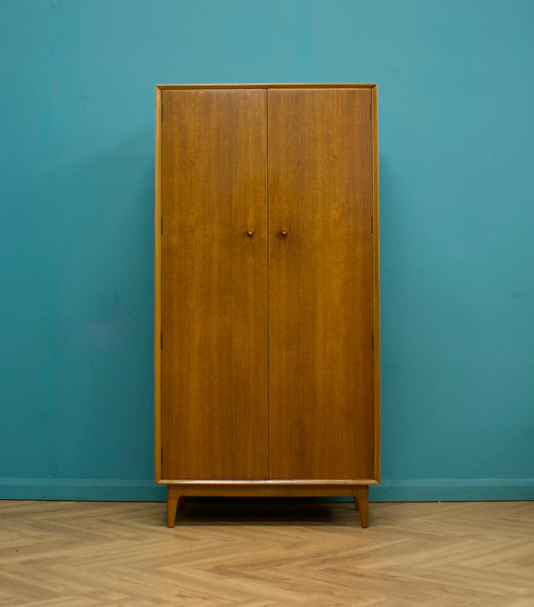 Mid Century Teak Wardrobe from Vesper, 1960s Británico en venta