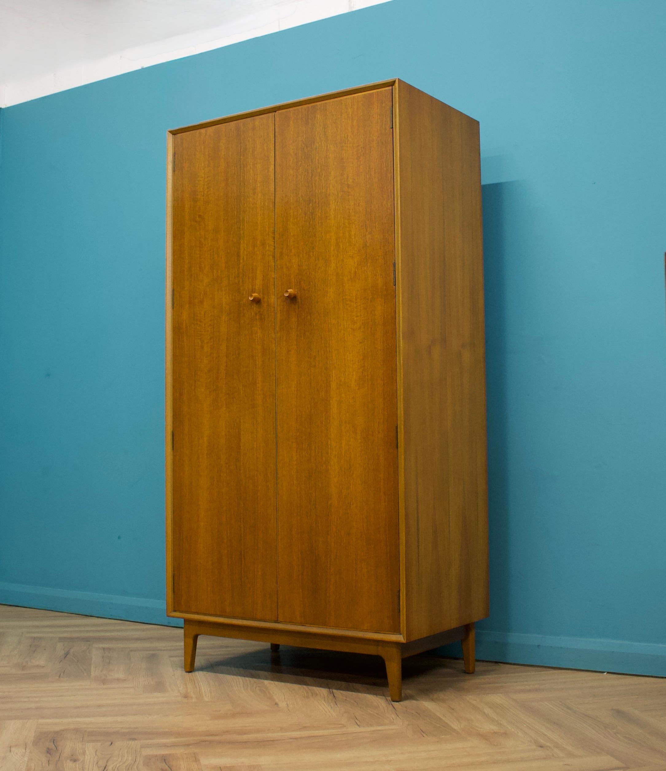 Mid Century Teak Wardrobe from Vesper, 1960s Chapado en venta