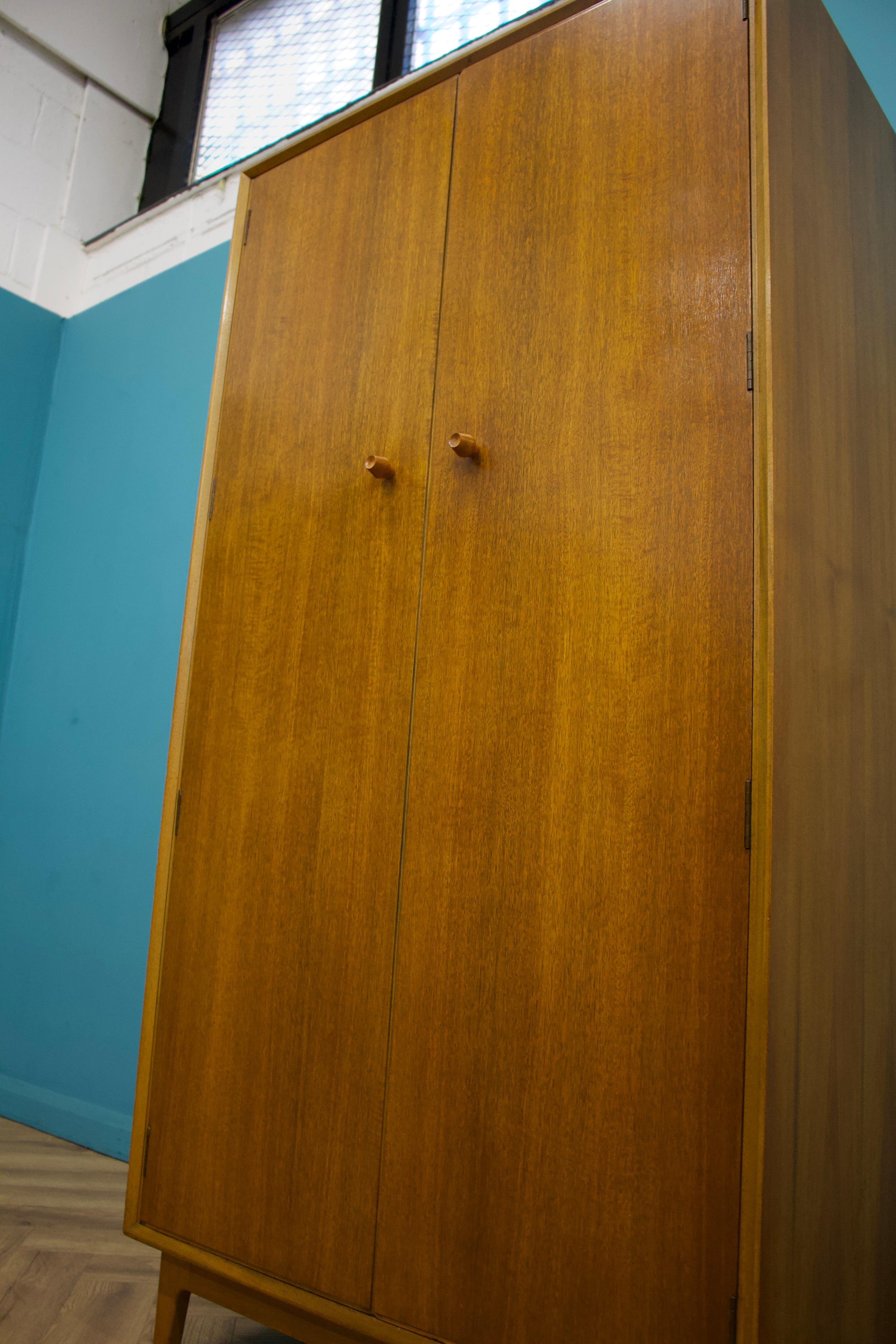 Mid Century Teak Wardrobe from Vesper, 1960s en Bueno estado para la venta en South Shields, GB