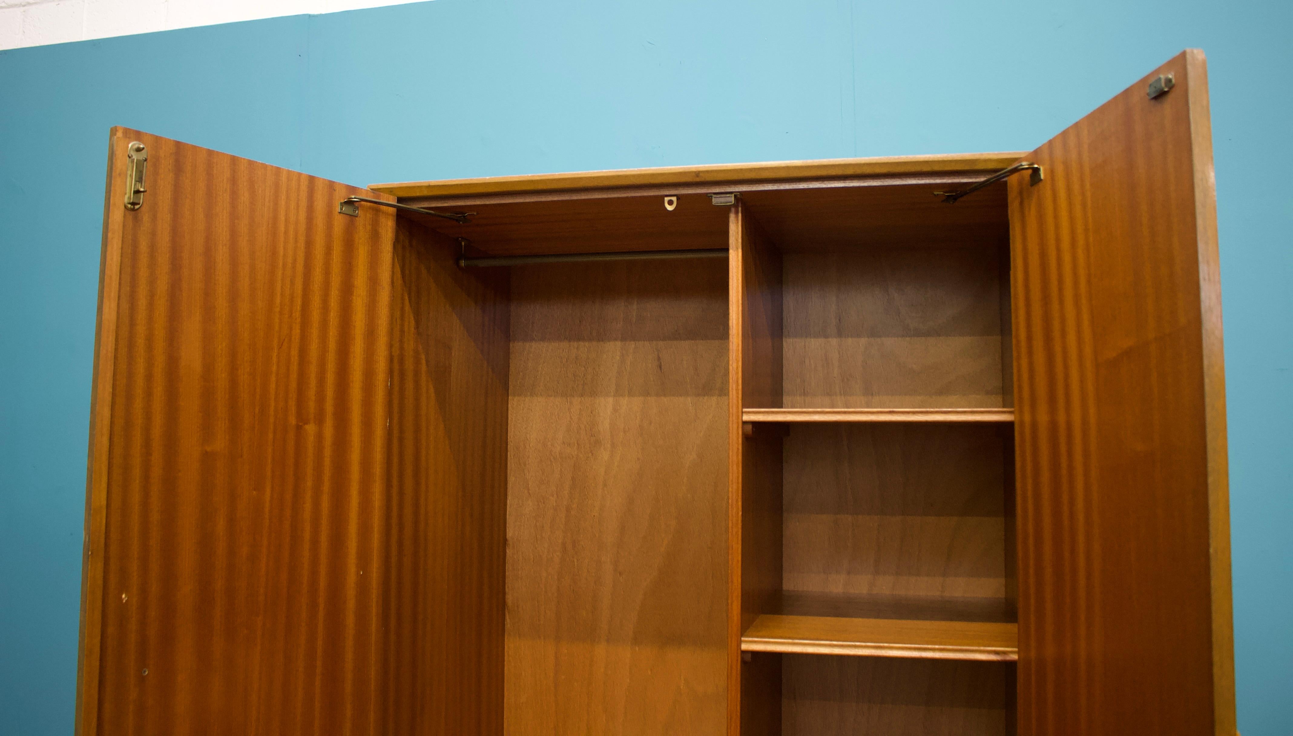 Mid Century Teak Wardrobe from Vesper, 1960s siglo XX en venta