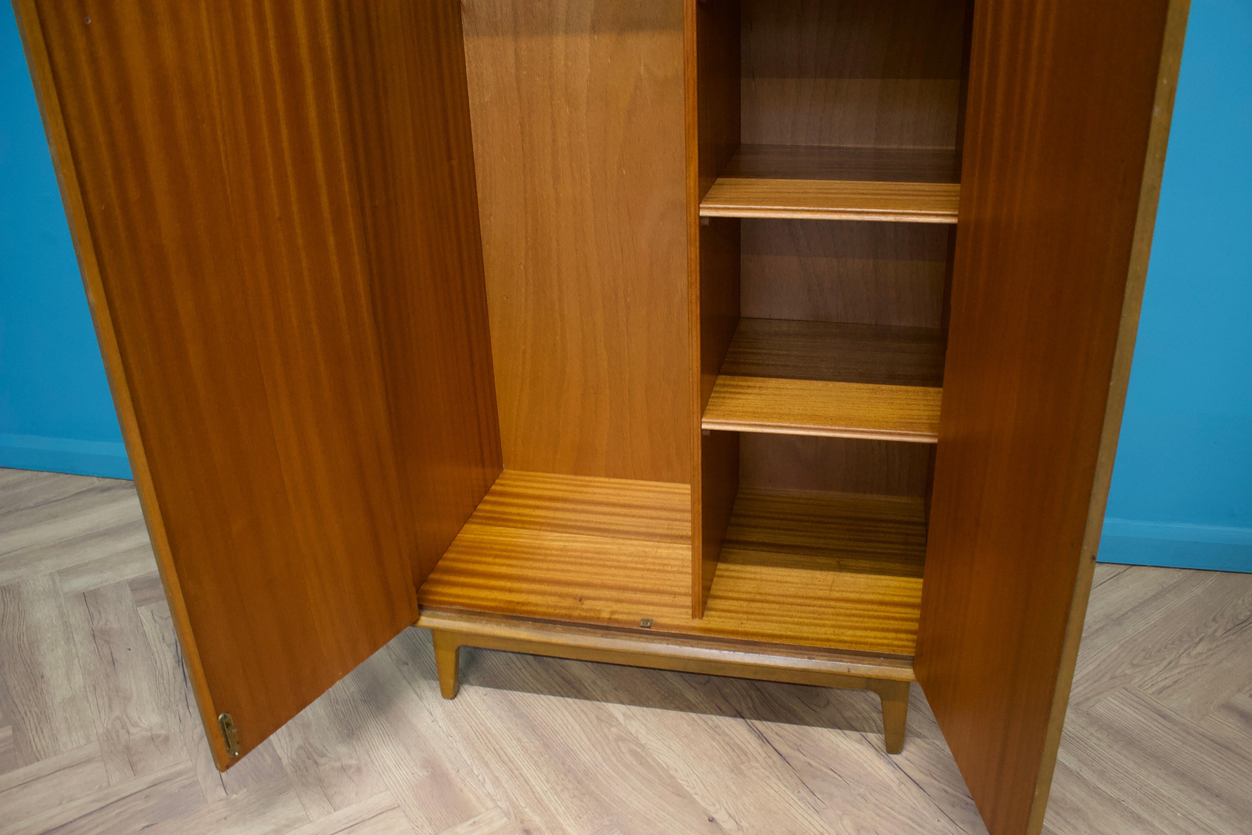 Mid Century Teak Wardrobe from Vesper, 1960s Teca en venta