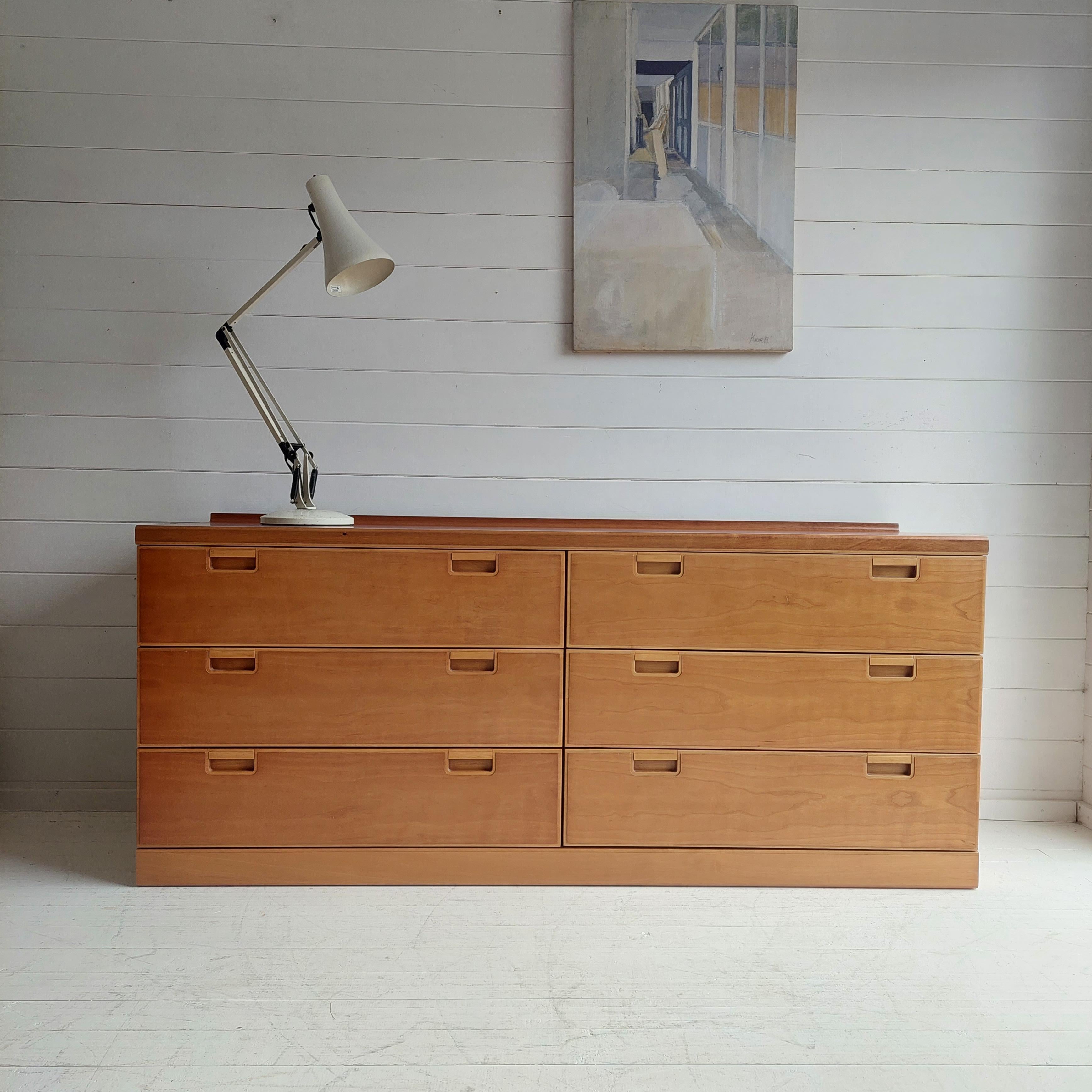 Midcentury White and Newton multi drawers / sideboard in light teak with beech trim, 1960s
A beautifully simplistic teak sideboard / bank of drawers designed & manufactured by White & Newton of Portsmouth circa 1960s/70s.

Featuring minimalistic