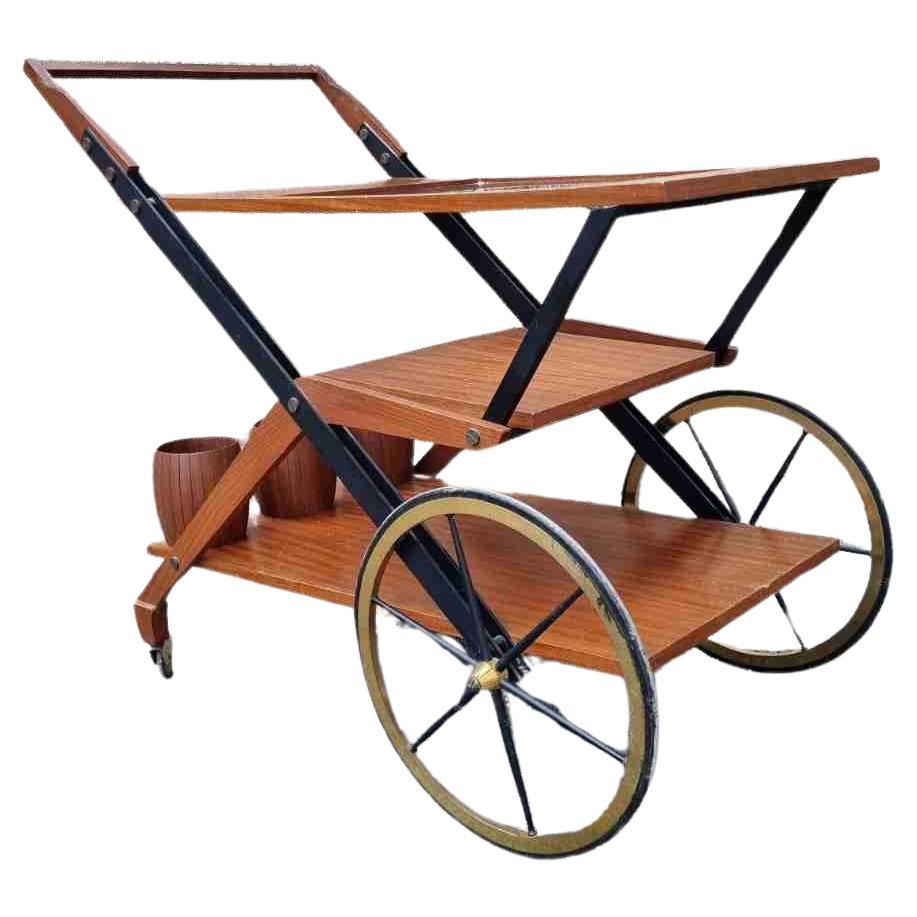 Chariot de service en bois du milieu du siècle, fabriqué dans les années 50 en Italie. Design/One.
Il est fabriqué en bois de teck, en laiton et en verre.
Il est parfait pour tous les espaces de votre intérieur. Le chariot est rare et en excellent