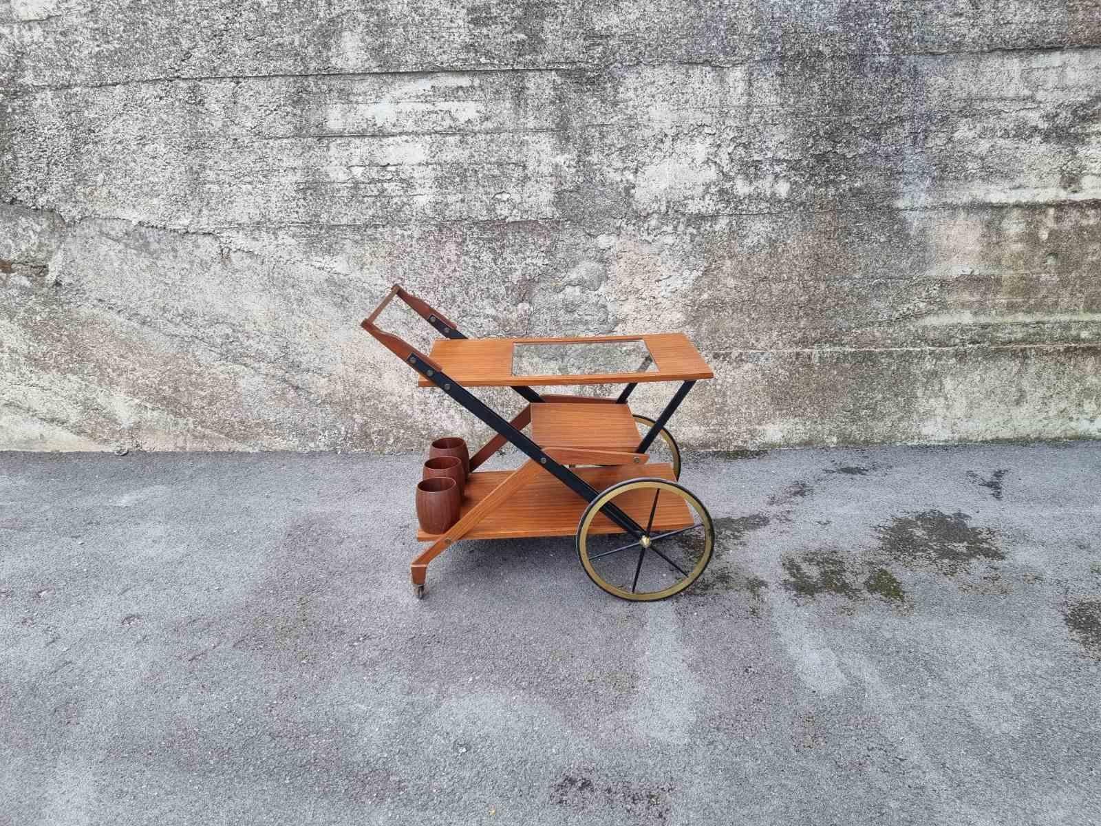 Scandinave moderne Chariot de service en bois de teck et laiton, Italie années 60 en vente