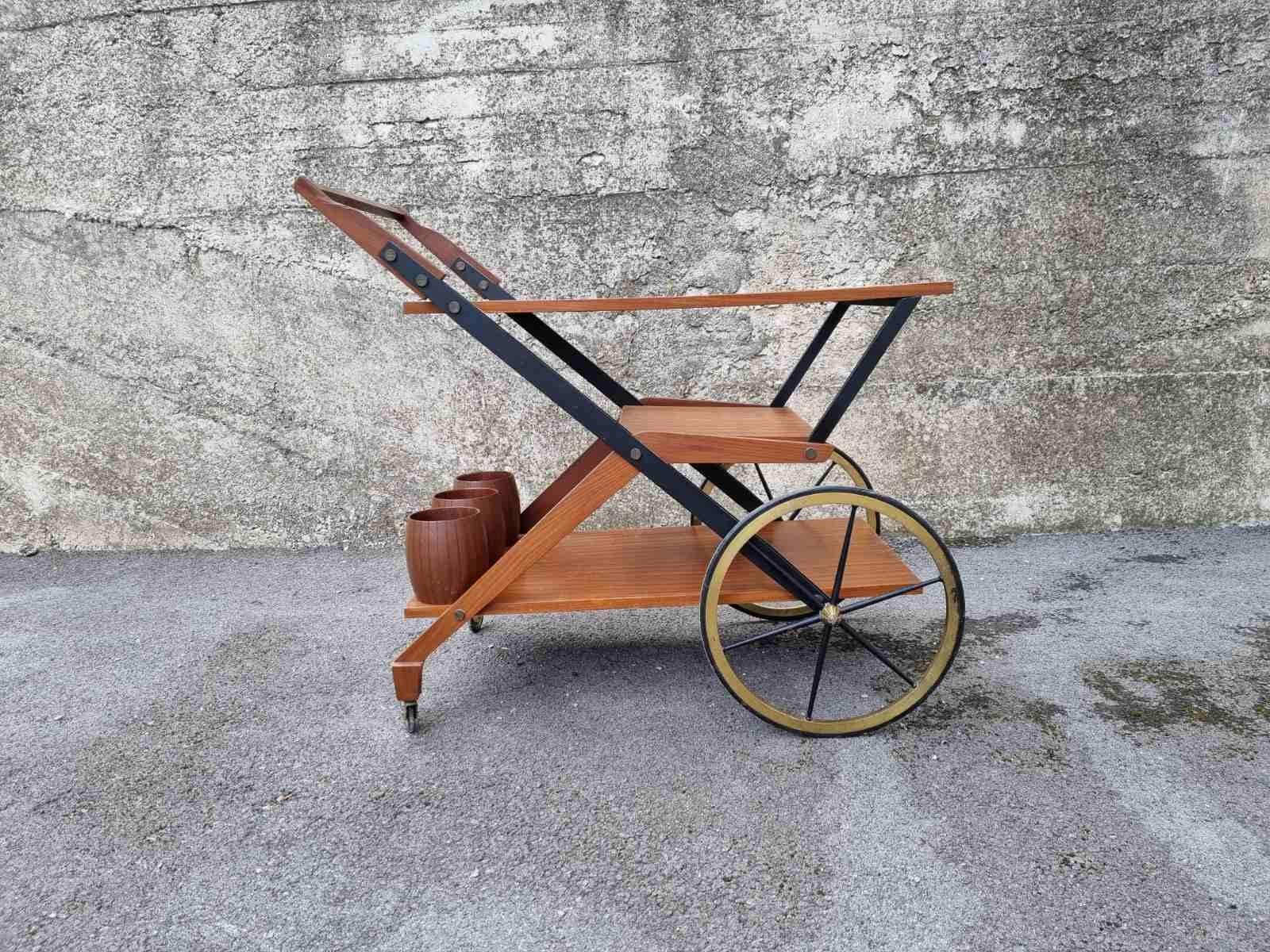 Chariot de service en bois de teck et laiton, Italie années 60 en vente 1