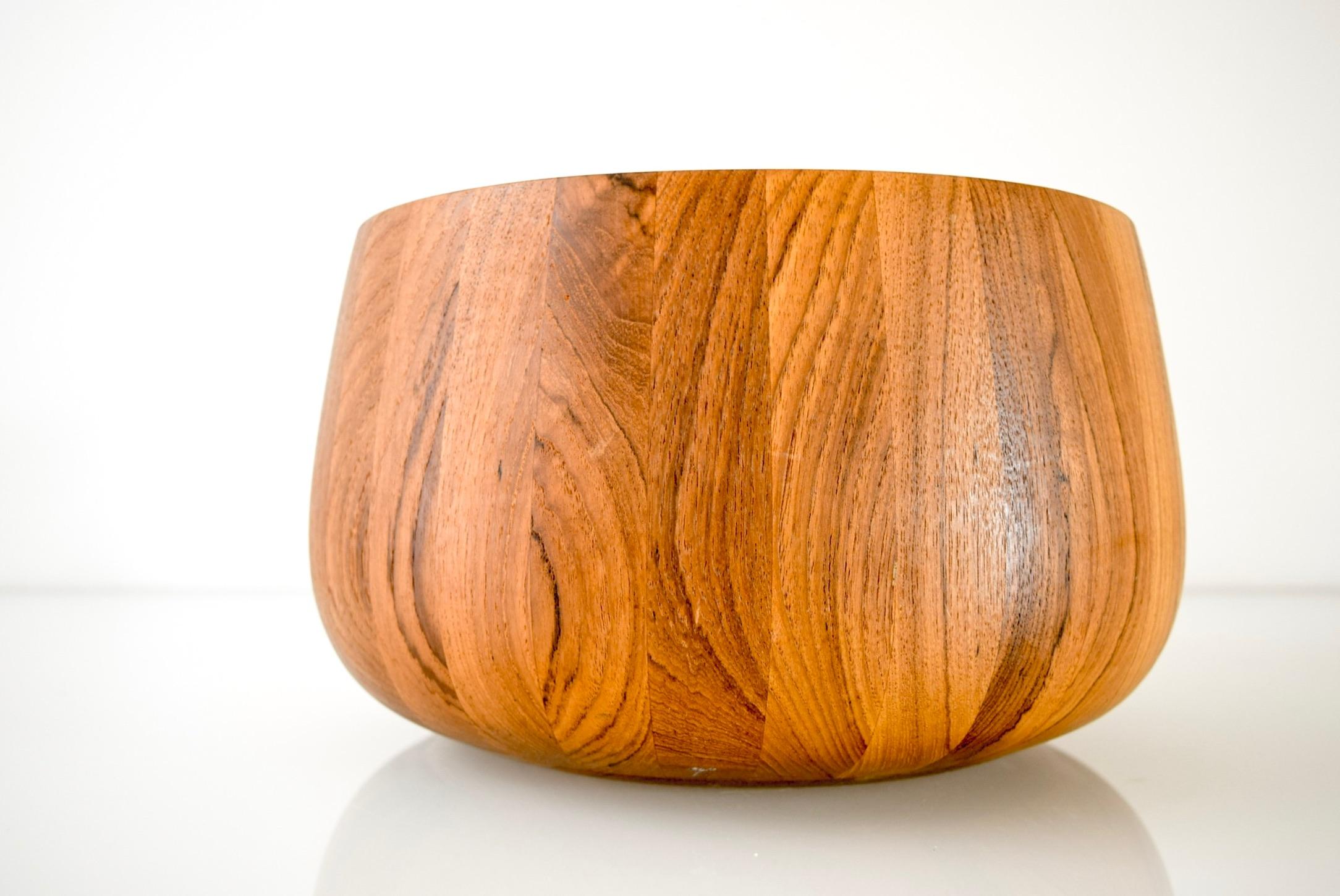 Mid Century Teak Wood Decorative Bowl by Dansk In Good Condition For Sale In Detroit, MI
