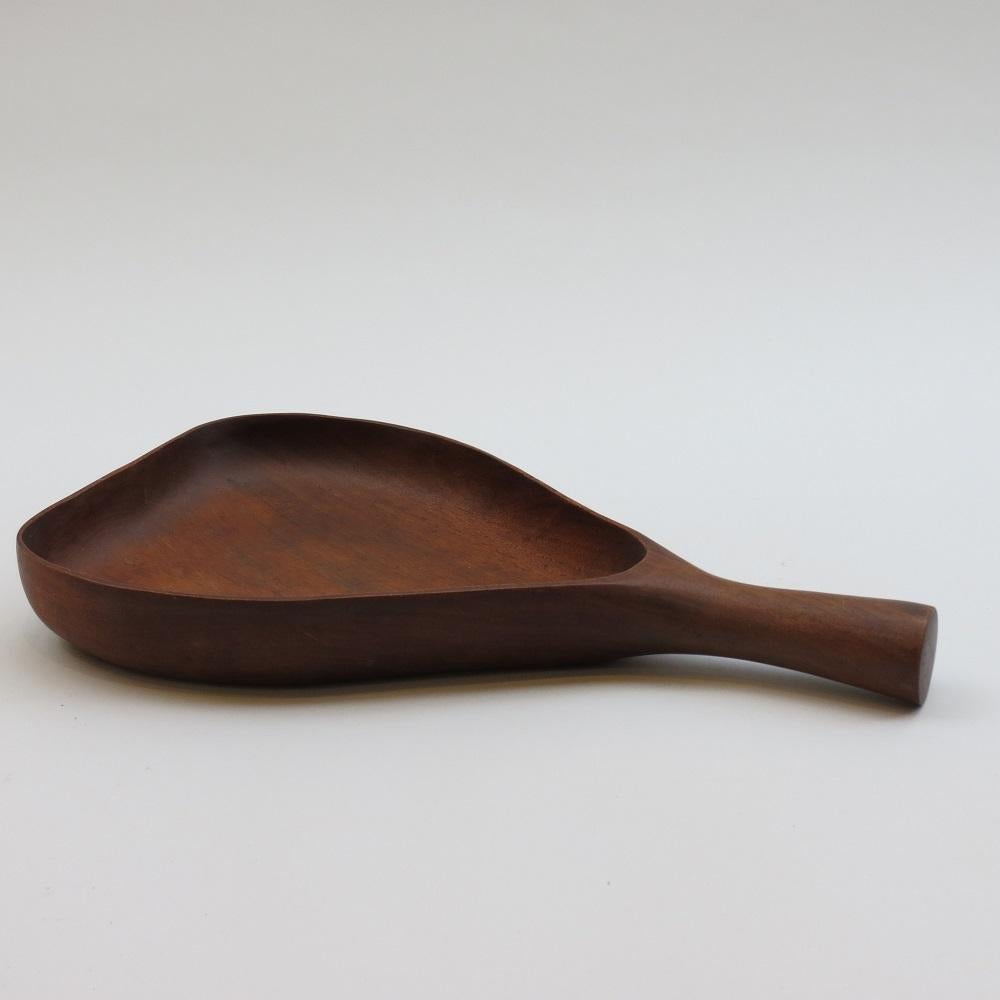 Wonderful large good quality solid Teak dish with handle. Hand crafted from solid Teak, dating from the 1960s.
Very nicely patinated over time and is a wonderful rich colour, beautiful shading emphasises the wonderful shape of the piece.
Stamped to
