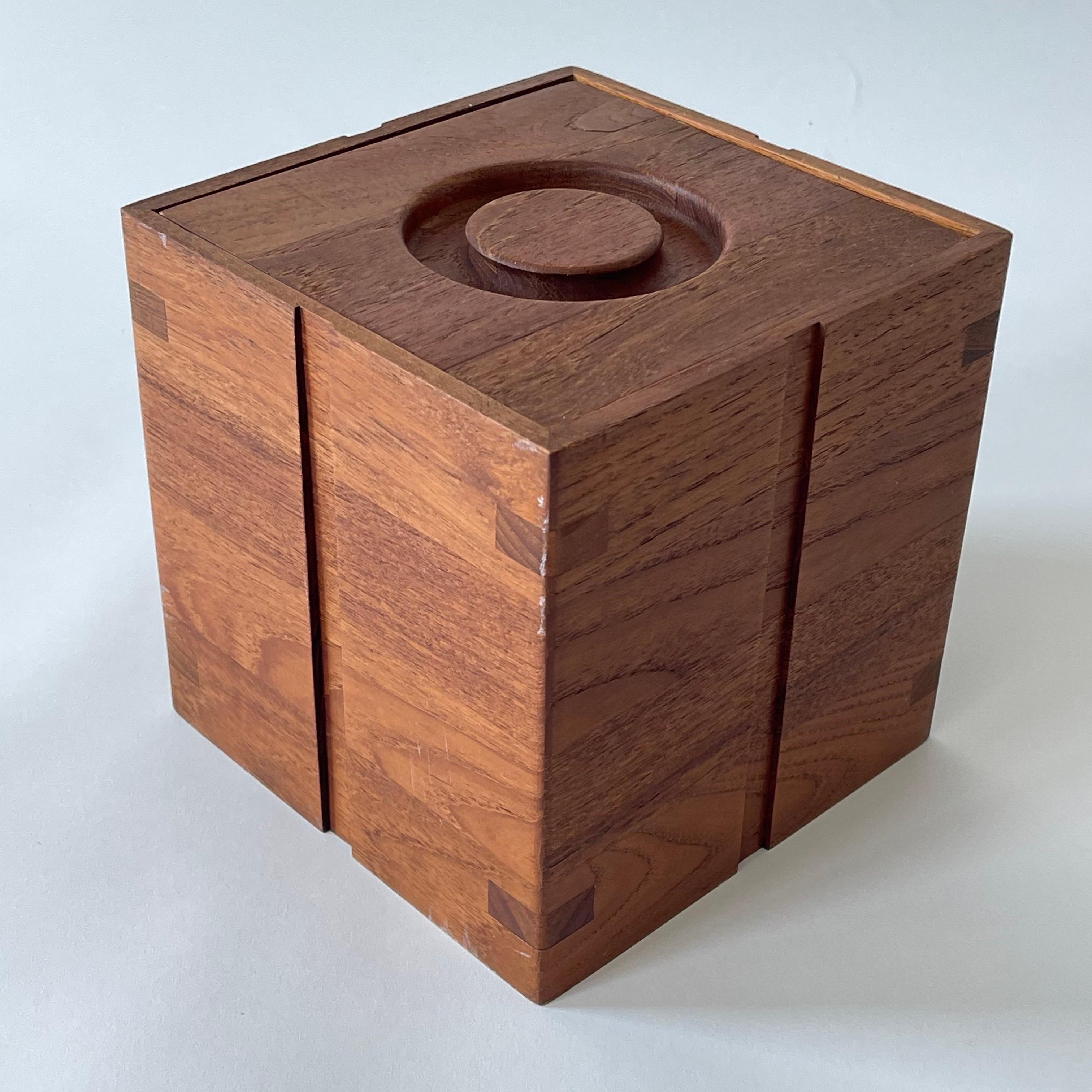Cubitera de mediados de siglo, realizada en madera de teca maciza bellamente tallada y articulada, con un revestimiento impermeable de plástico moldeado.  Estampado Kalmar en el interior.  Tailandia, años 60.